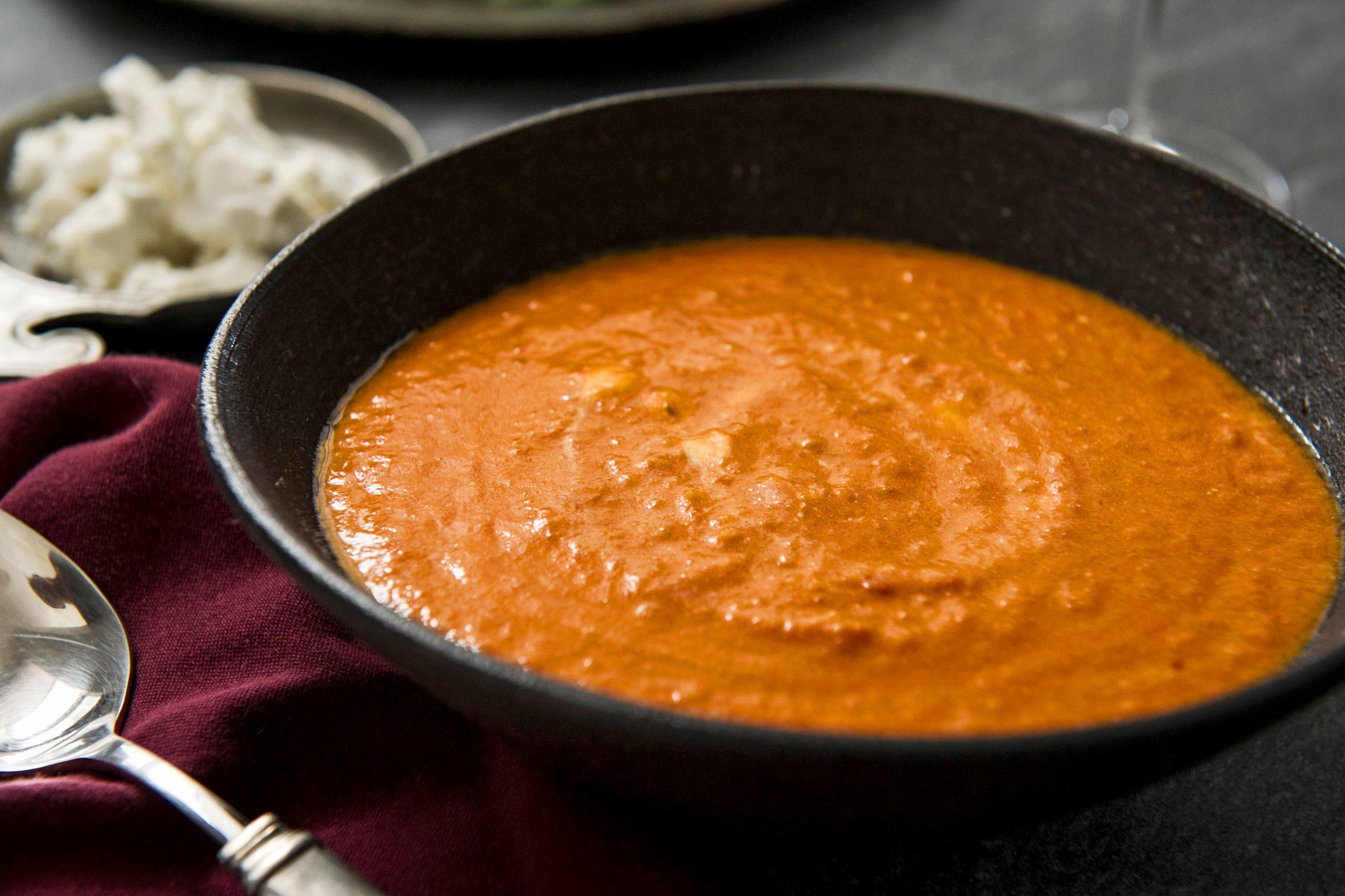 Подлива из сметаны и томатной пасты. Томатно сметанный соус. Сырный и томатный соус. То атно сметанный соус. Соус сметанный с томатом.