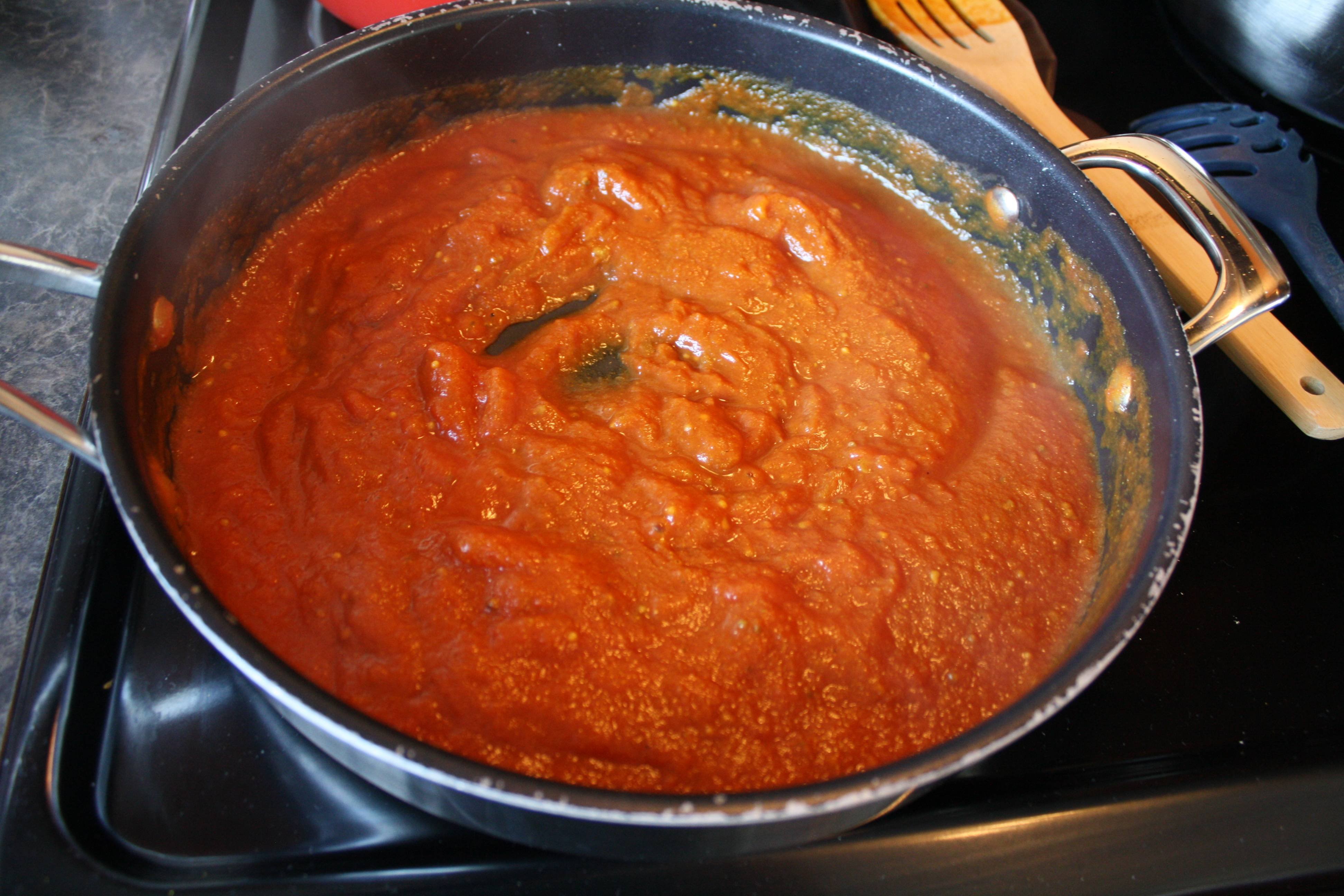 Подлива сметана томатная. Паста с томатным соусом. Соус с мукой и томатной пастой. Подливка на сковороде. Соус с томатной пастой и луком.