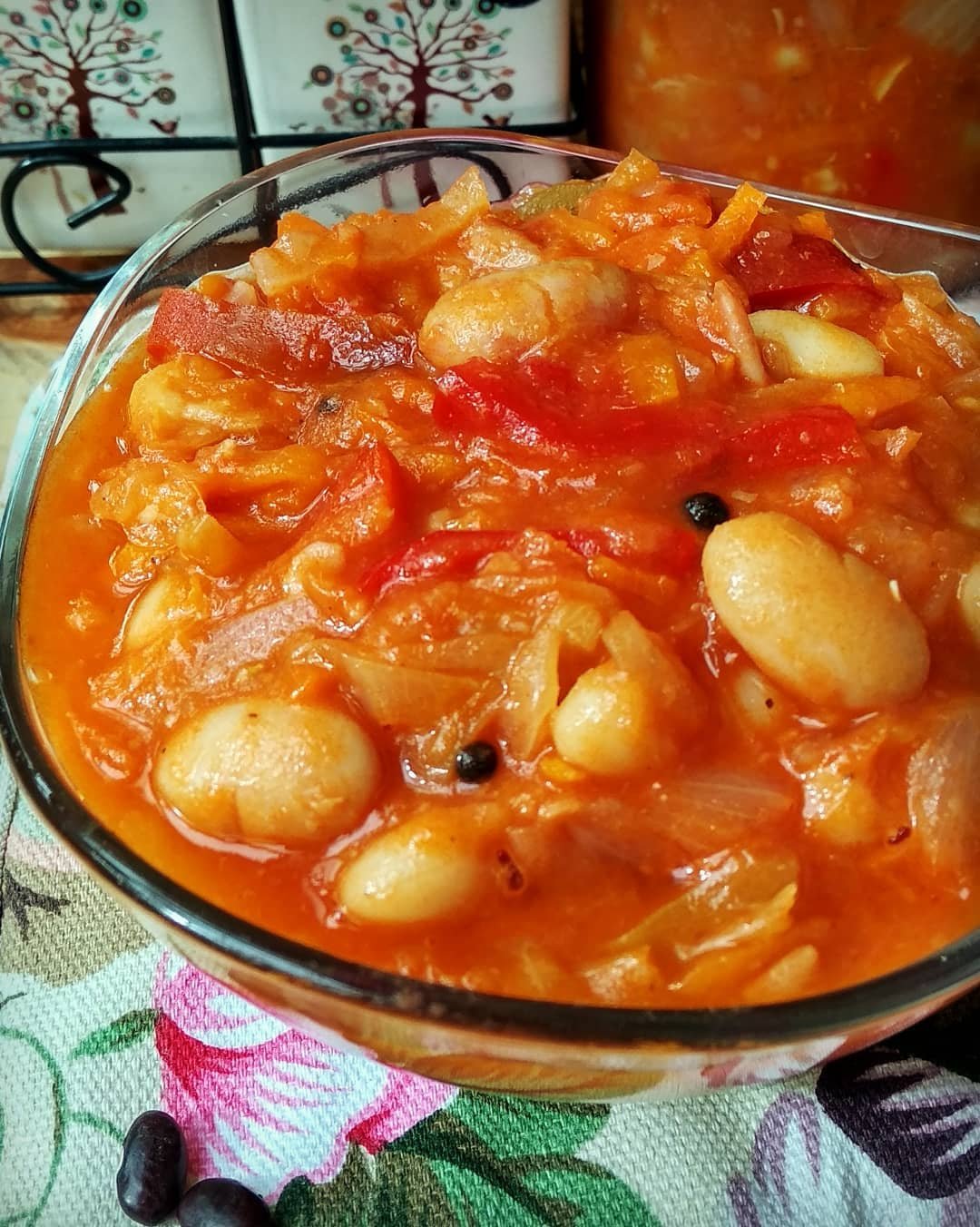 Овощами в томатном соусе рецепт. Овощное рагу с фасолью. Фасоль тушеная в томатном соусе. Фасоль тушеная с овощами. Овощное рагу в томатном соусе.