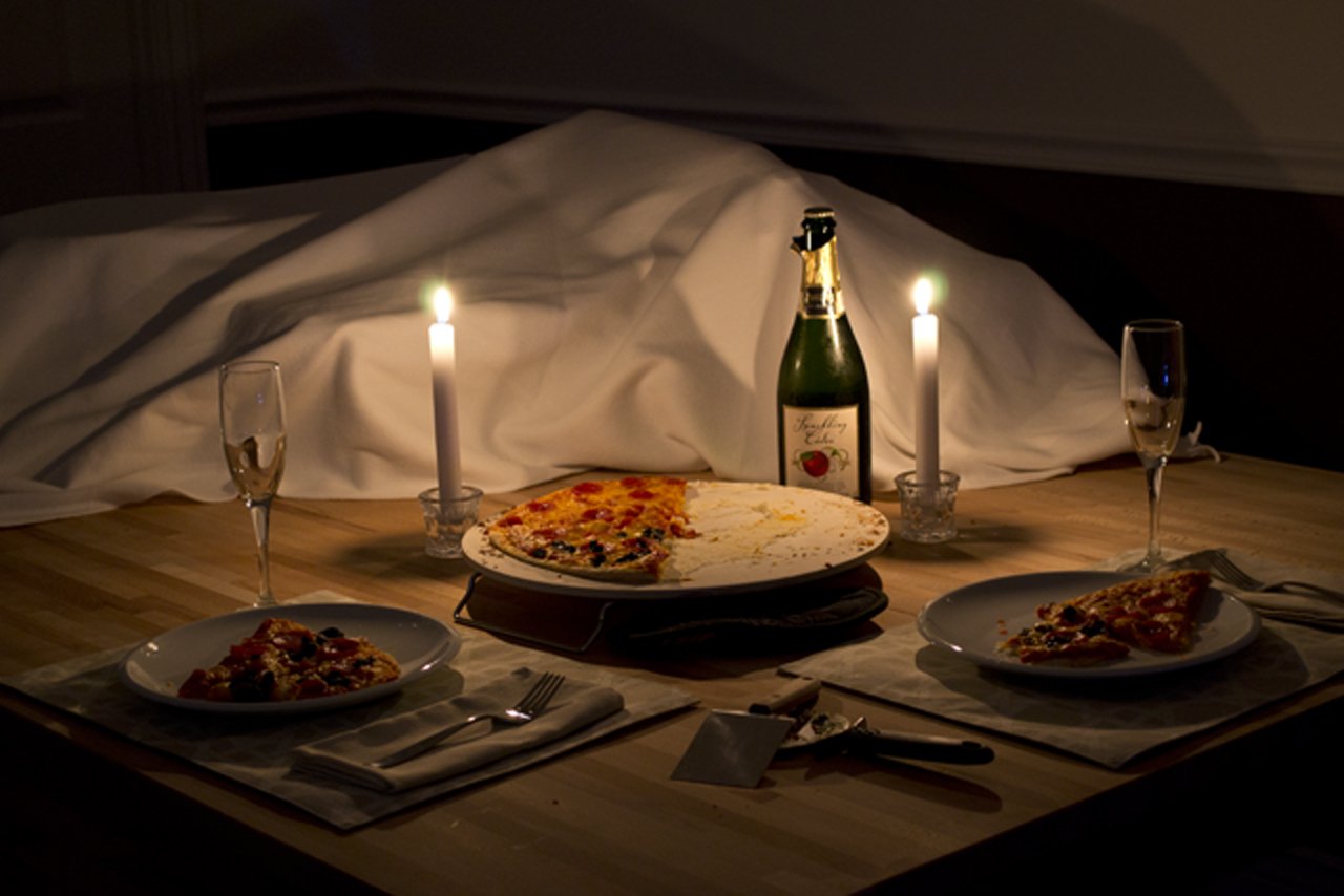 Накрытый стол ужин. Романтический вечер. Романтический ужин. Романтический ужин при свечах. Стол для романтического ужина.