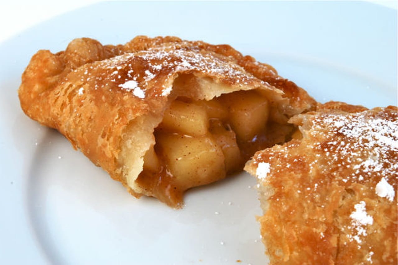 Рецепт начинки из свежих яблок. Пирожки с яблочной начинкой. Начинка яблок в пирожки. Жареные пирожки с яблоками. Пирожки с яблоком и корицей.