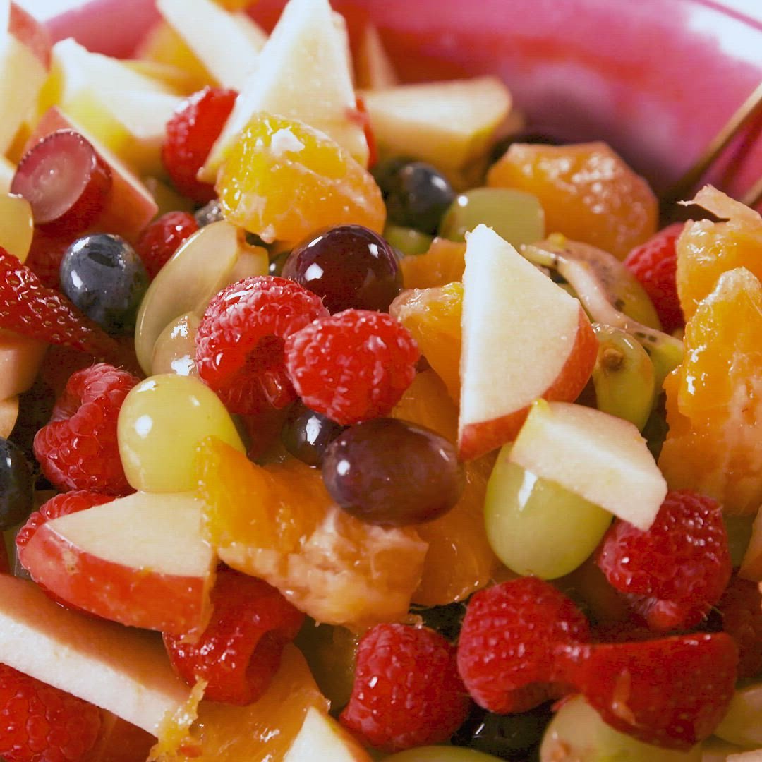 Овоще фруктовый салат. Салат из фруктов. Вкусный фруктовый салат. Салат из фруктов и ягод. Фруктовый салат с ягодами.