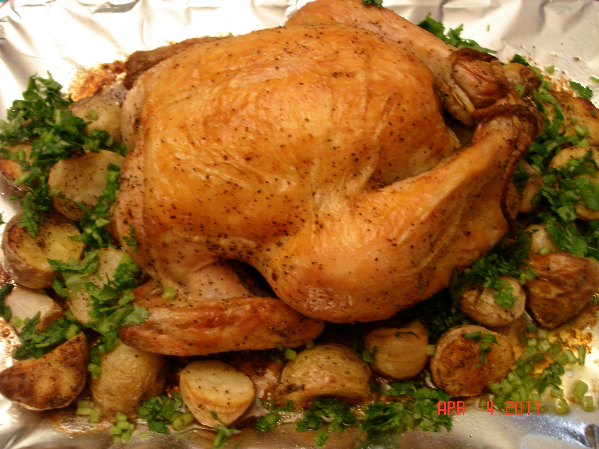 Цыпленок с картошкой в духовке рецепт. Вкусная курица в духовке. Жареная курица. Жареная курица целиком. Жареная курица с картошкой.