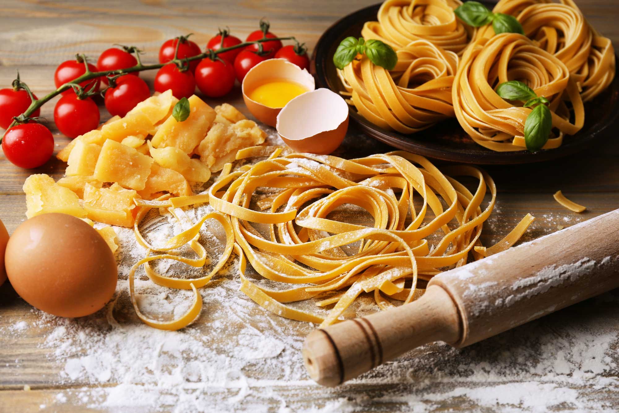 Макаронные изделия в домашних условиях. Итальянские макаронные изделия. Домашние макароны. Спагетти сырые. Мелкая паста итальянская.
