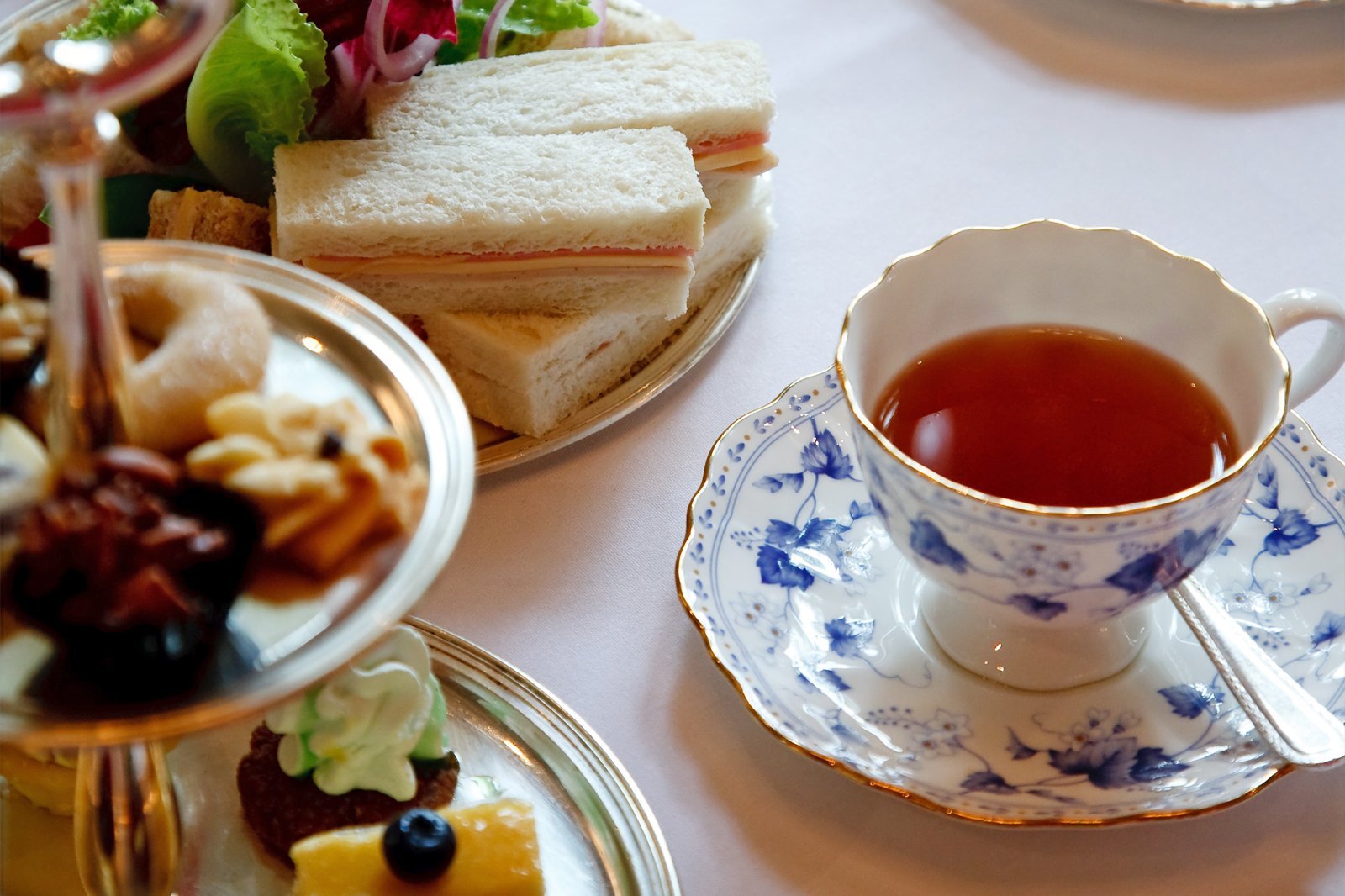 Что можно купить к чаю. Чайная церемония в Англии Файв оклок. Английский чай. Чай в Британии. Традиционное английское чаепитие.
