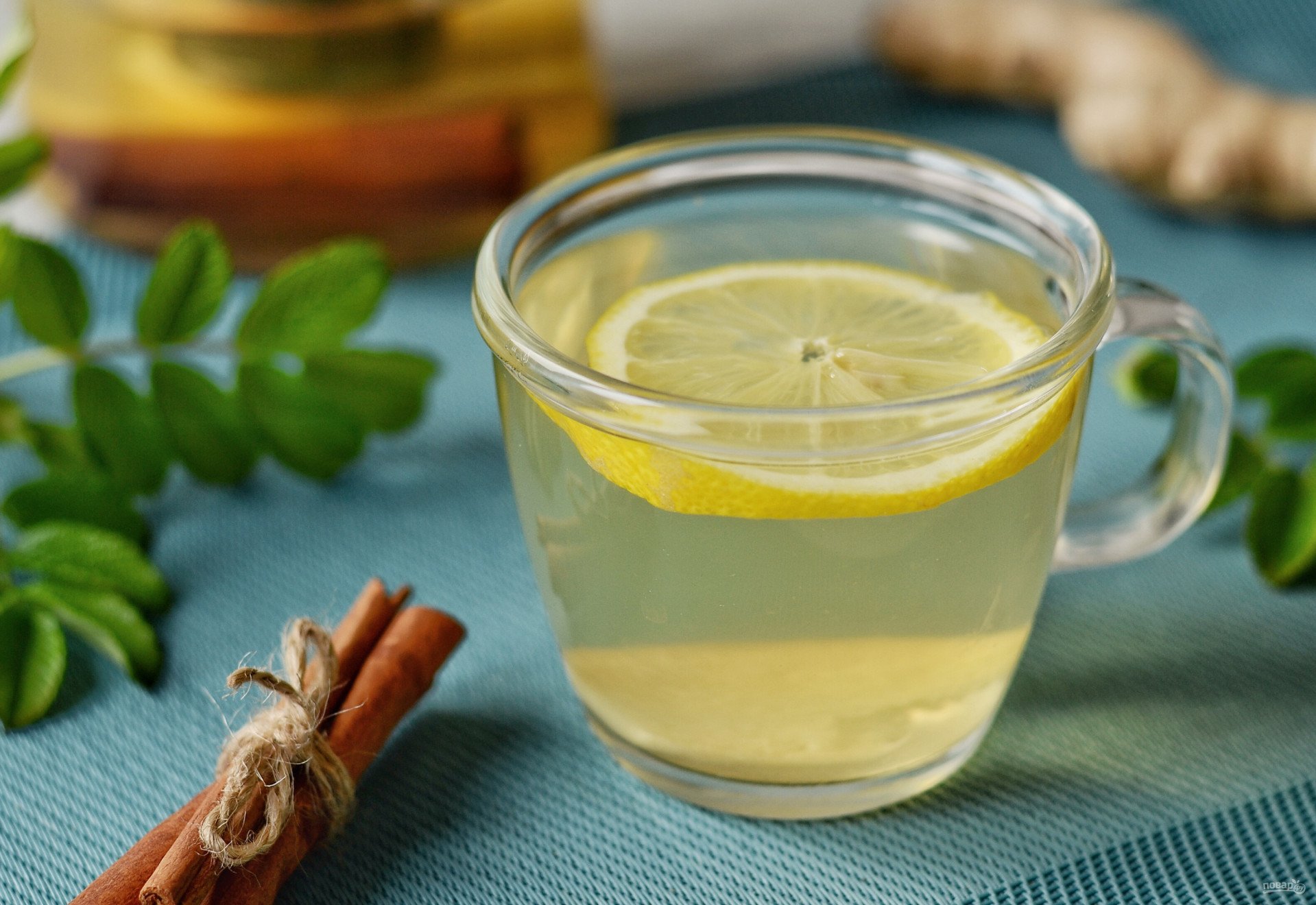 Сок лимона вода корица сода. Зеленый чай. Имбирный чай. Зеленый чай с лимоном. Чай с лимоном и имбирем.