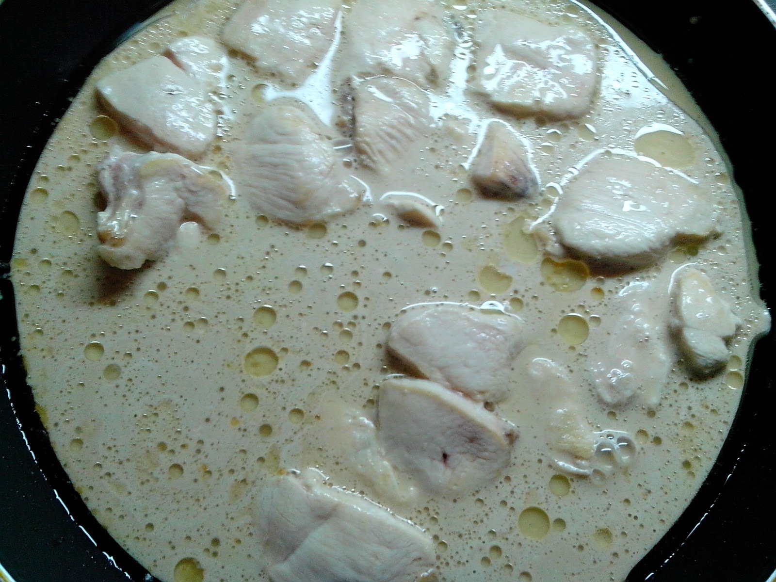 Курица без сметаны. Куриное филе в сметане на сковороде. Подлива из сметаны. Соево-сметанный соус. Соус из сметаны для курицы.