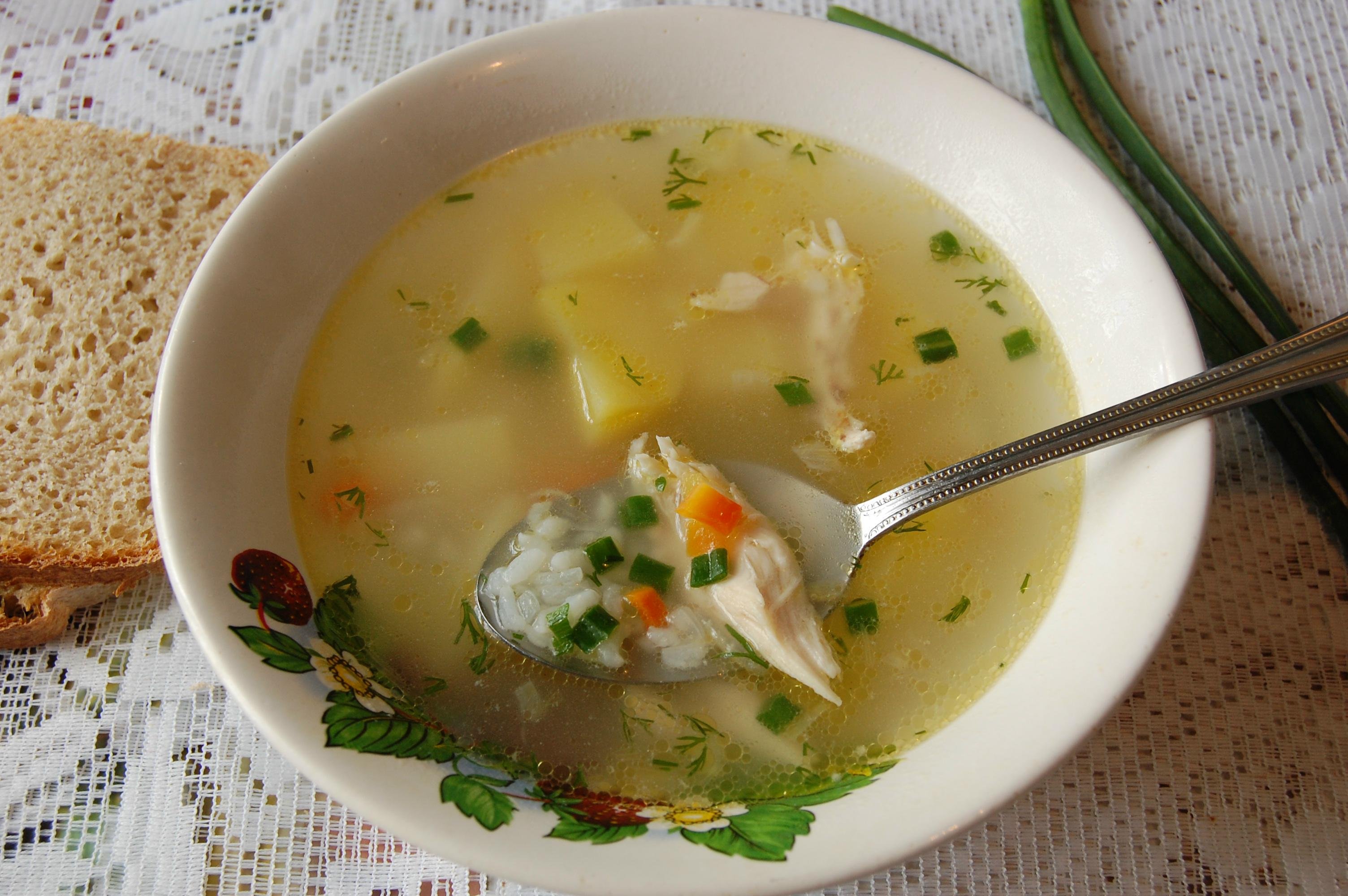 Бульон для супа из курицы. Рисовая похлебка. Куриный рисовый суп. Для супа. Рисовый суп на курином бульоне.