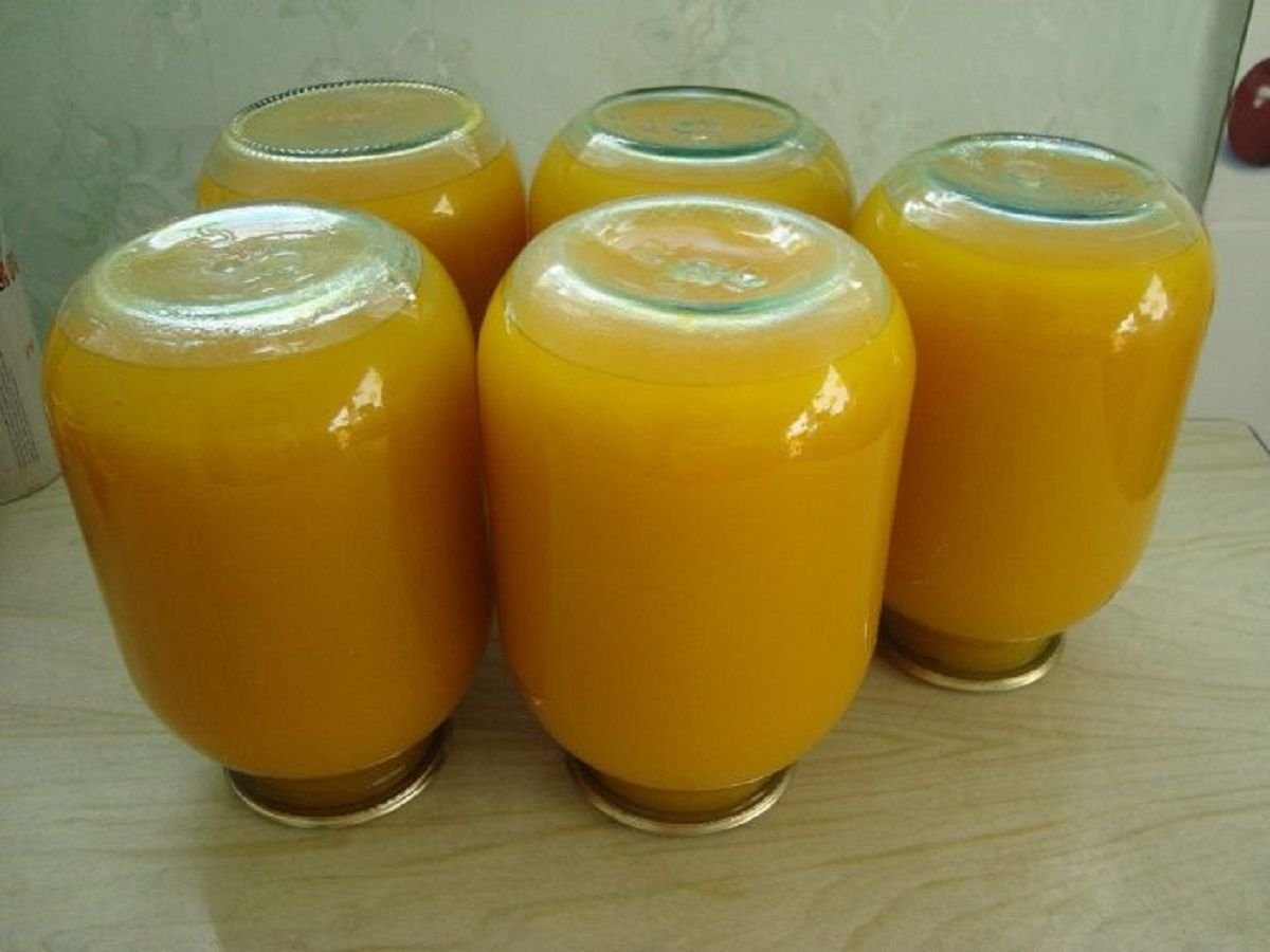 Сок из тыквы с лимоном. Тыквенный сок. Тыквенный сок с апельсином на зиму. Сок тыквенный в домашних. Тыквенный сок в банке.
