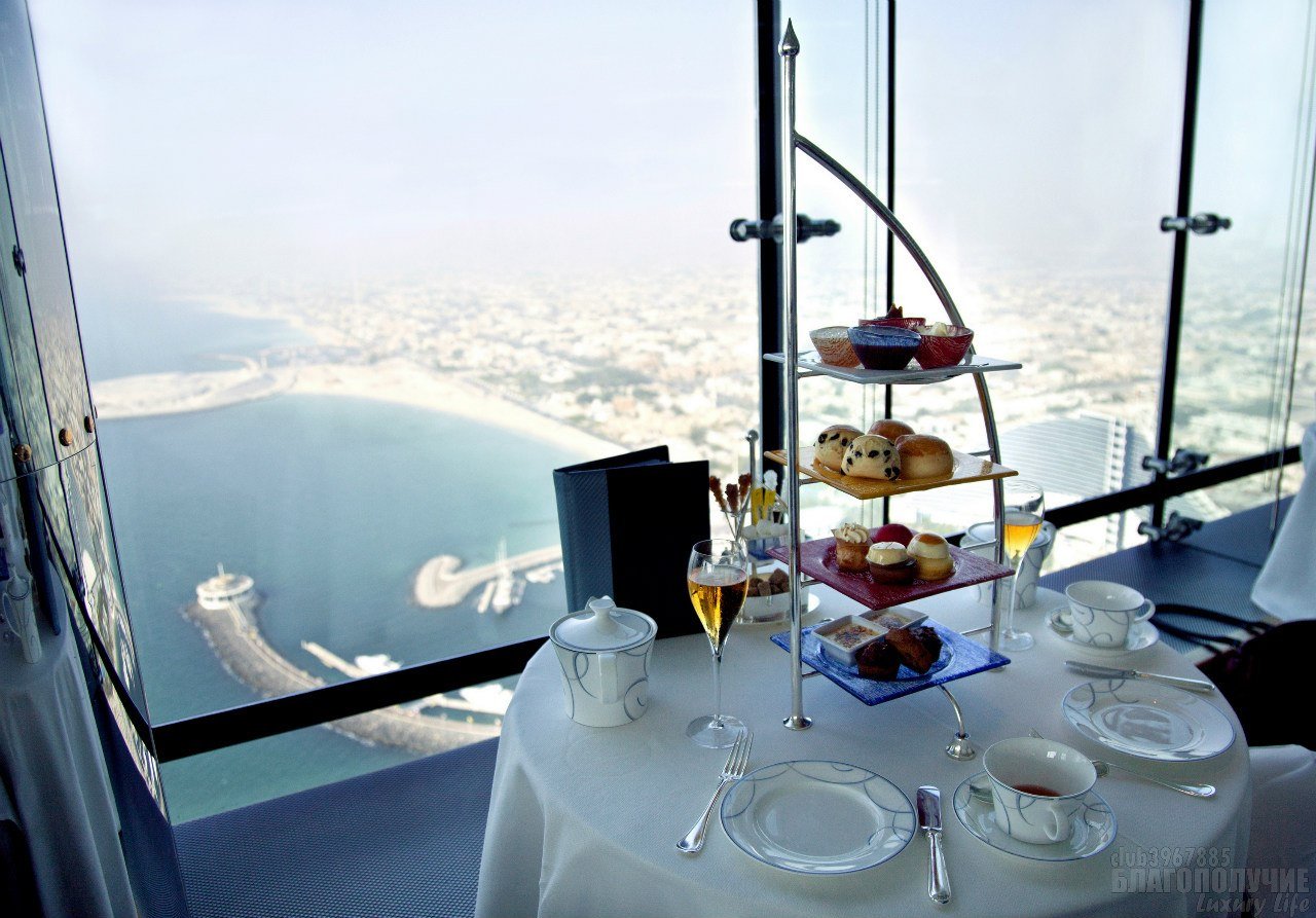 Завтрак в Бурдж Аль араб. Скай бар в Бурдж Аль араб. Завтрак с видом на Дубай. Красивый завтрак в Дубае.