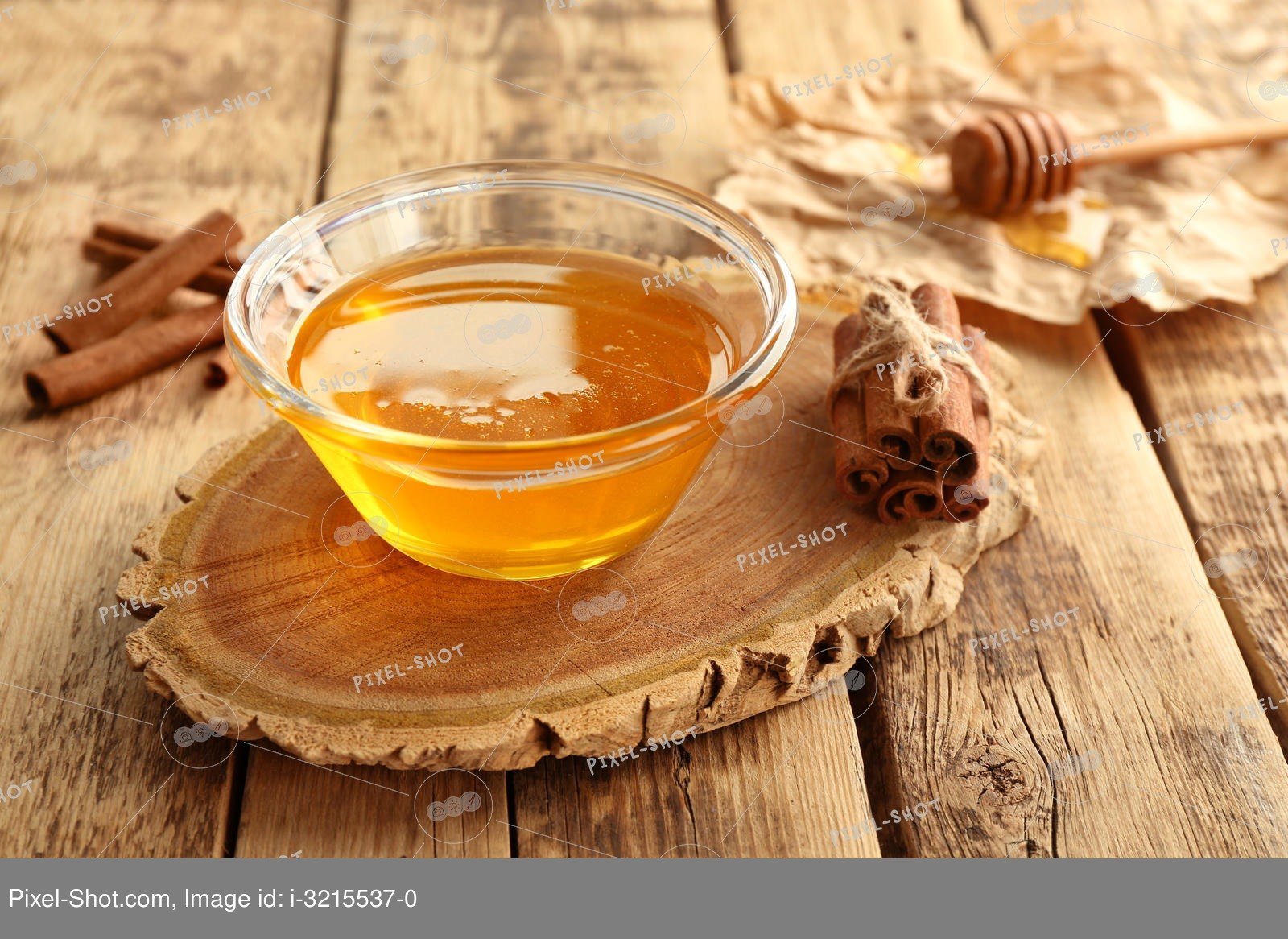 Чай с медом вред. Мед и корица. Корица и мёд напиток. Чай с медом. Мед и пряности.
