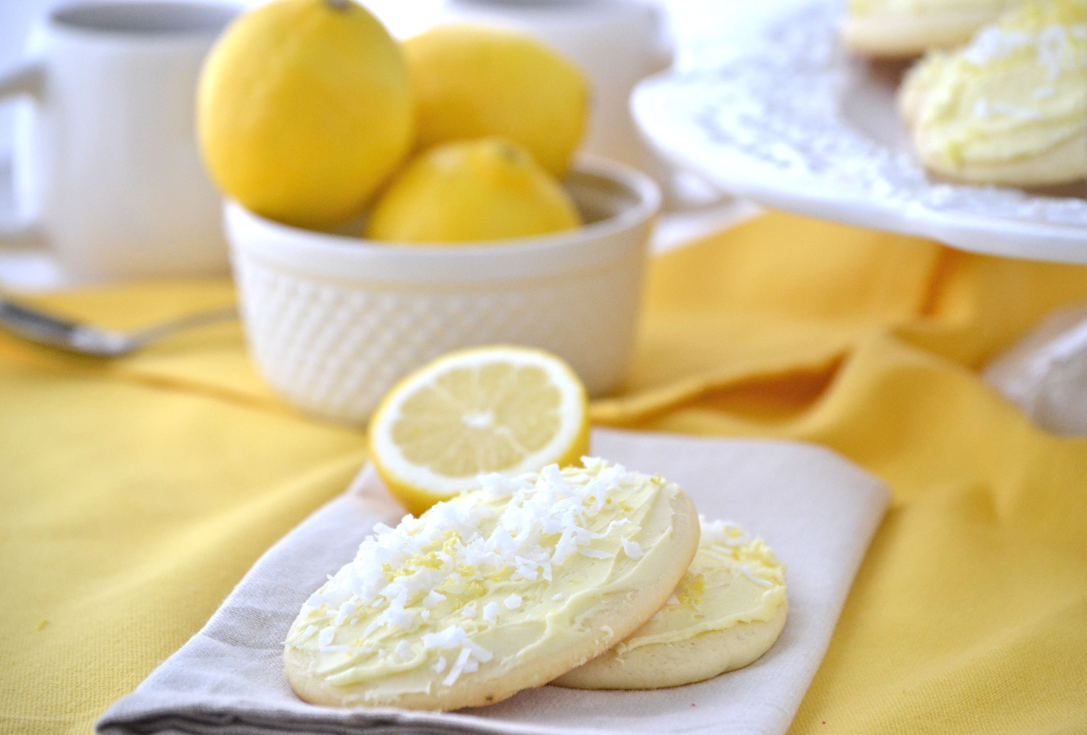 Как сделать лимонный сахар. Печенье с лимонной глазурью. Лимонное печенье с глазурью и цедрой. Французское лимонное печенье. Ванильно-лимонный десерт.