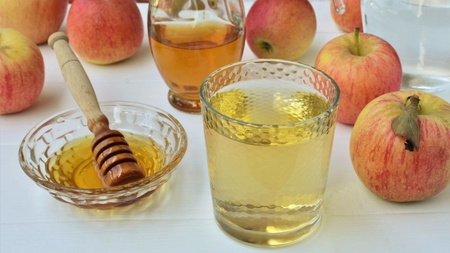 Вода с яблочным уксусом и медом. Медово яблочный уксус. Яблочный уксус и мед. Яблоки с медом. Медовая вода и уксус.