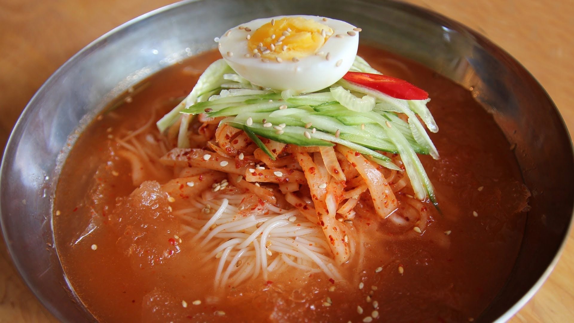 Холодная лапша. Нанмён корейская еда. Нэнмён лапша. Нэнмен корейское блюдо. Кимчи корейский.