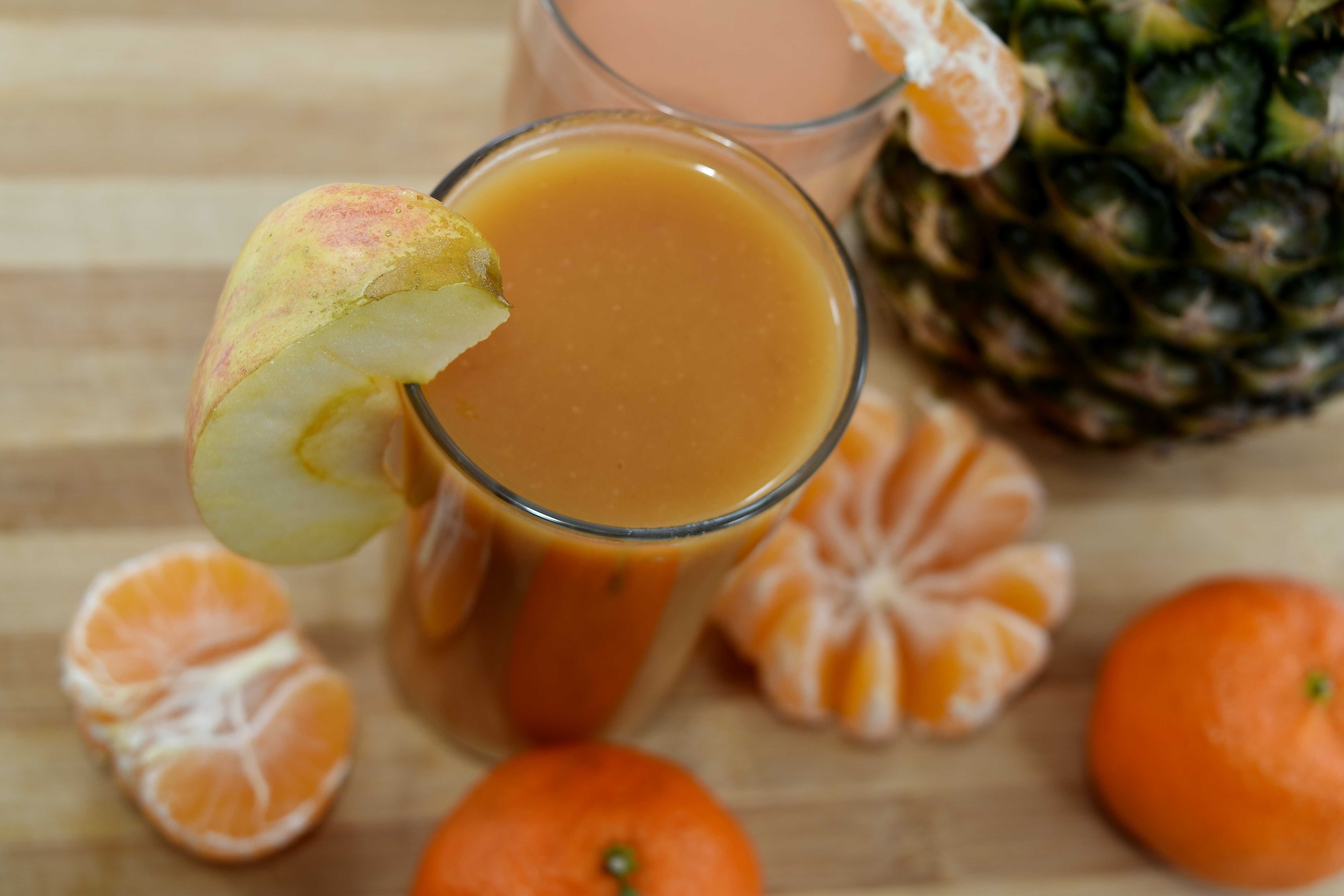 Как сделать апельсиновый сок в домашних условиях. Лимонад мандарин юдзу. Сок апельсин мандарин. Свежевыжатый мандариновый сок. Апельсины для сока.
