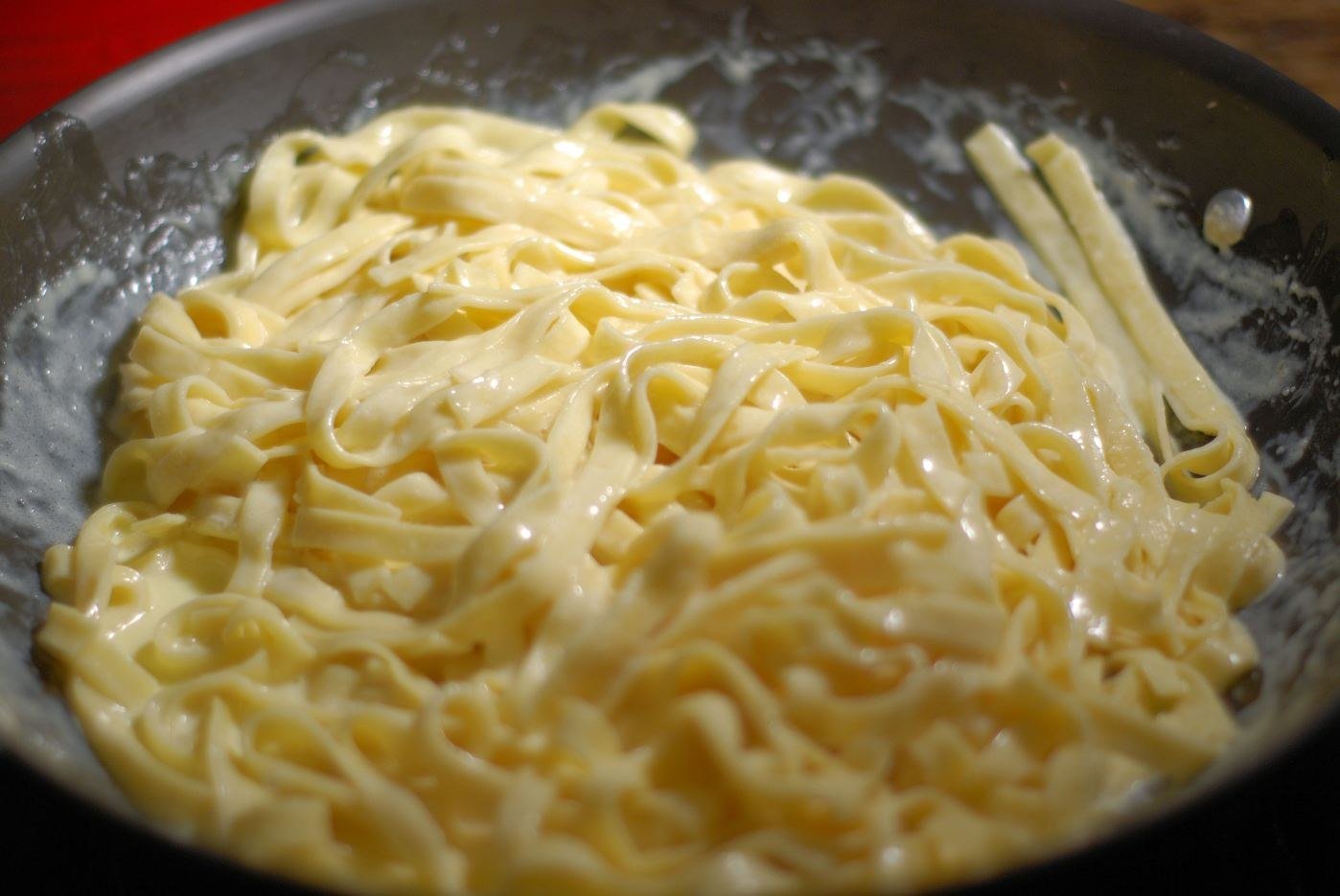 Лапша с плавленным сыром. Паста бешамель с пармезаном. Макароны с сырным соусом. Сырная подлива для макарон. Спагетти с сыром.
