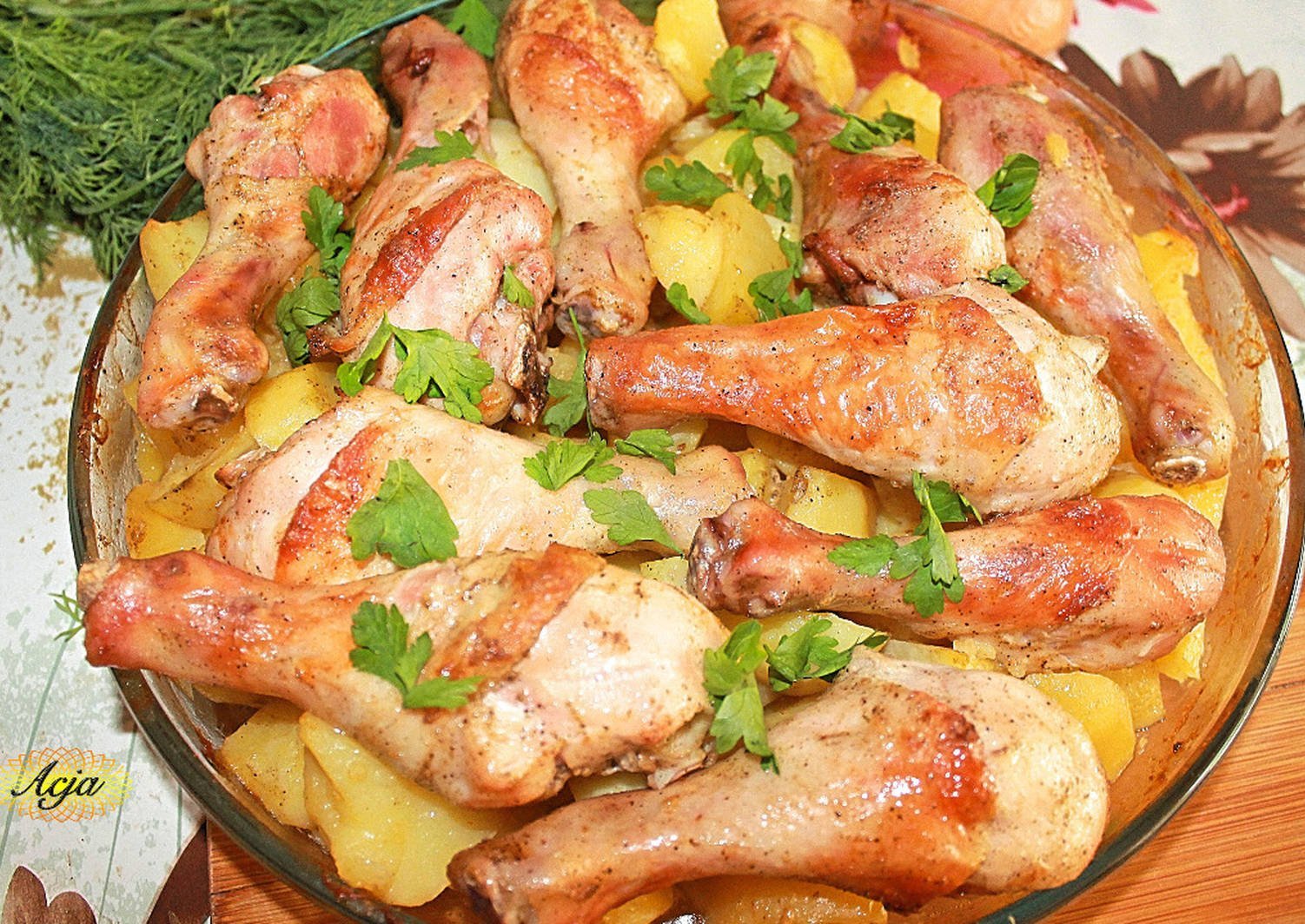 Курица в духовке самый простой рецепт. Окорочка в духовке с картошкой. Голени с картошкой в духовке. Куриные голени с картошкой. Куриные ножки в духовке.