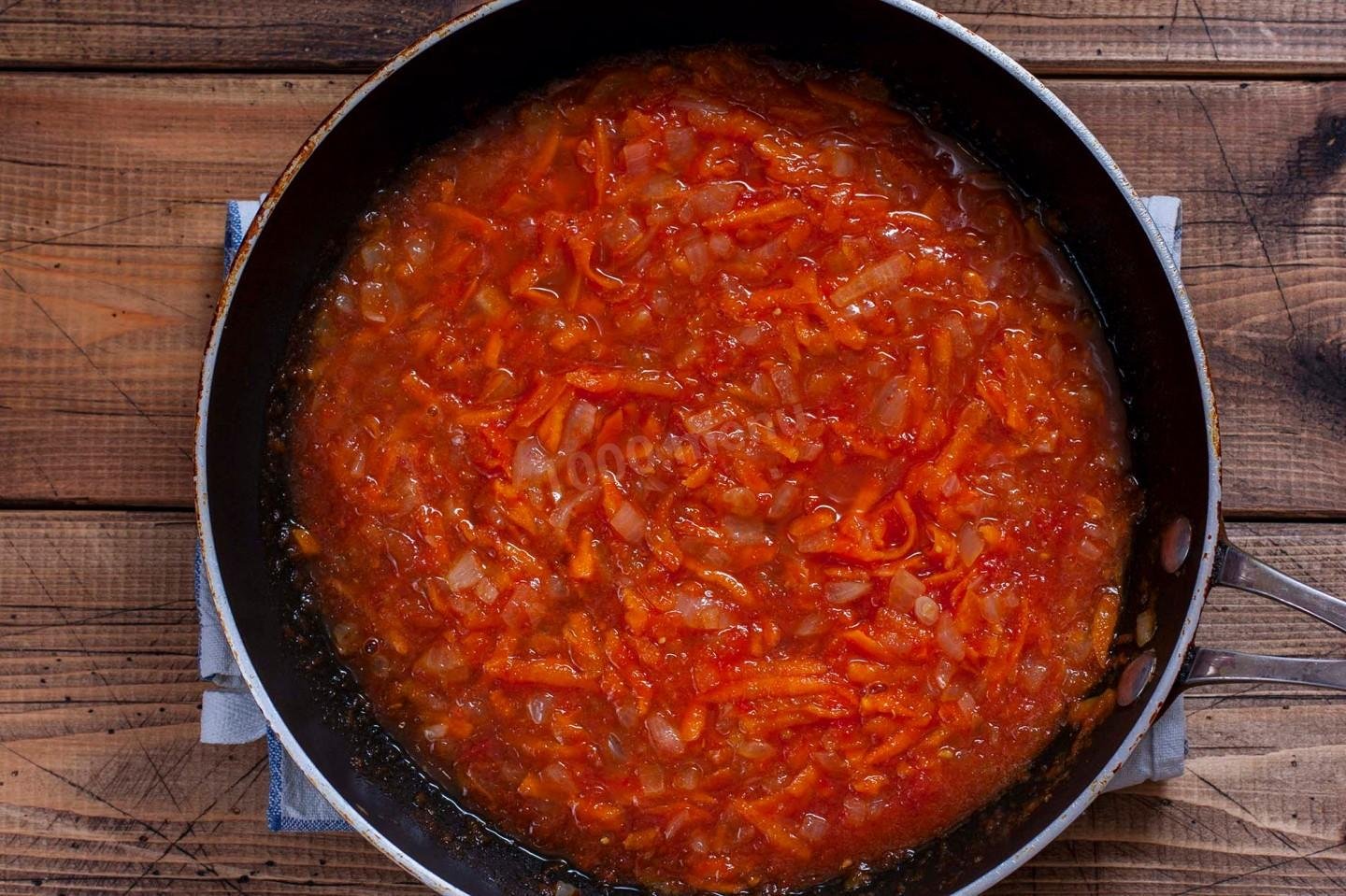 Овощи с томатной пастой на сковороде. Пассерование томатного пюре. Пассированные лук и морковь. Пассерованные морковь лук и томатная паста.