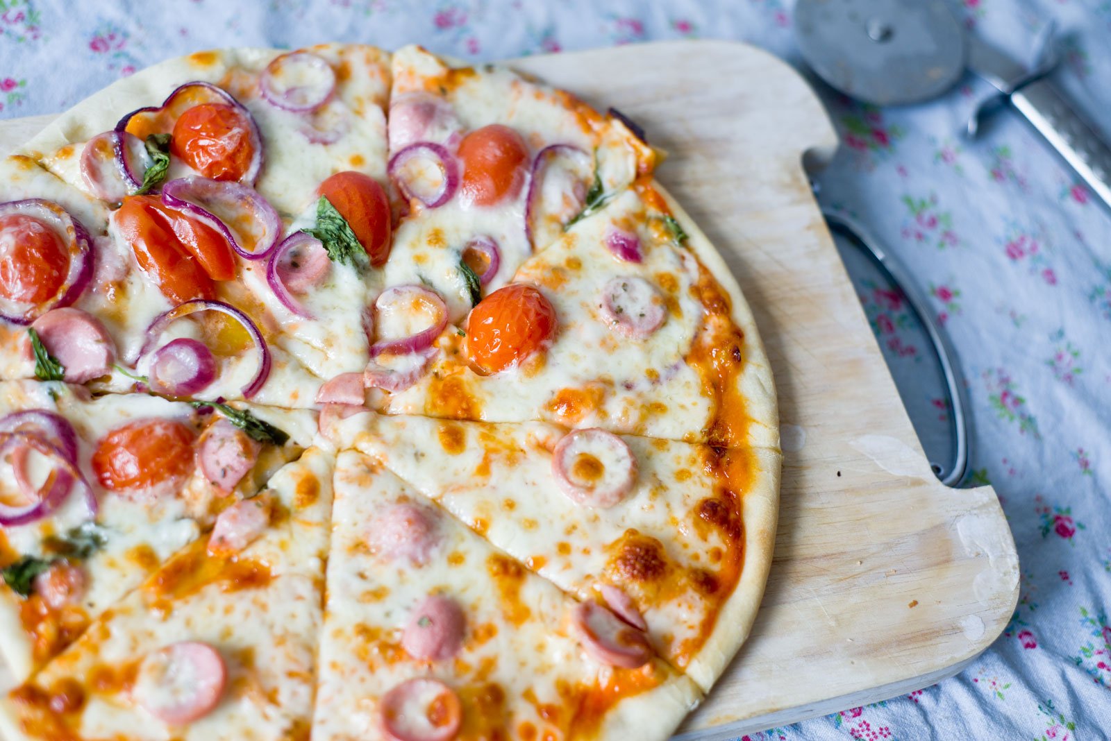 как сделать пиццу с тонким тестом в домашних условиях фото 17