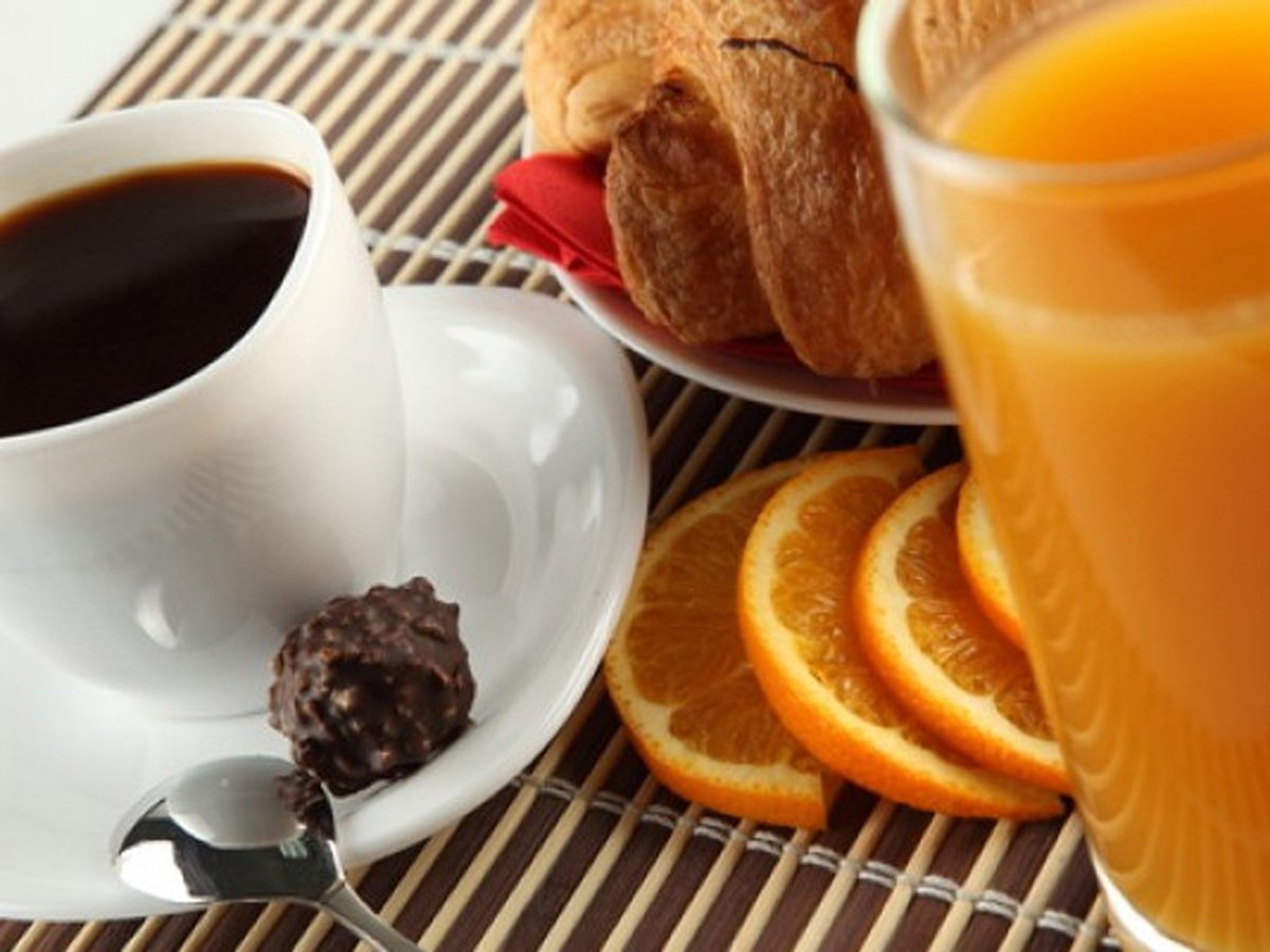 Вода соки кофе. Кофе с соком. Кофе с апельсиновым соком. Чай сок. Чай с апельсиновым соком.