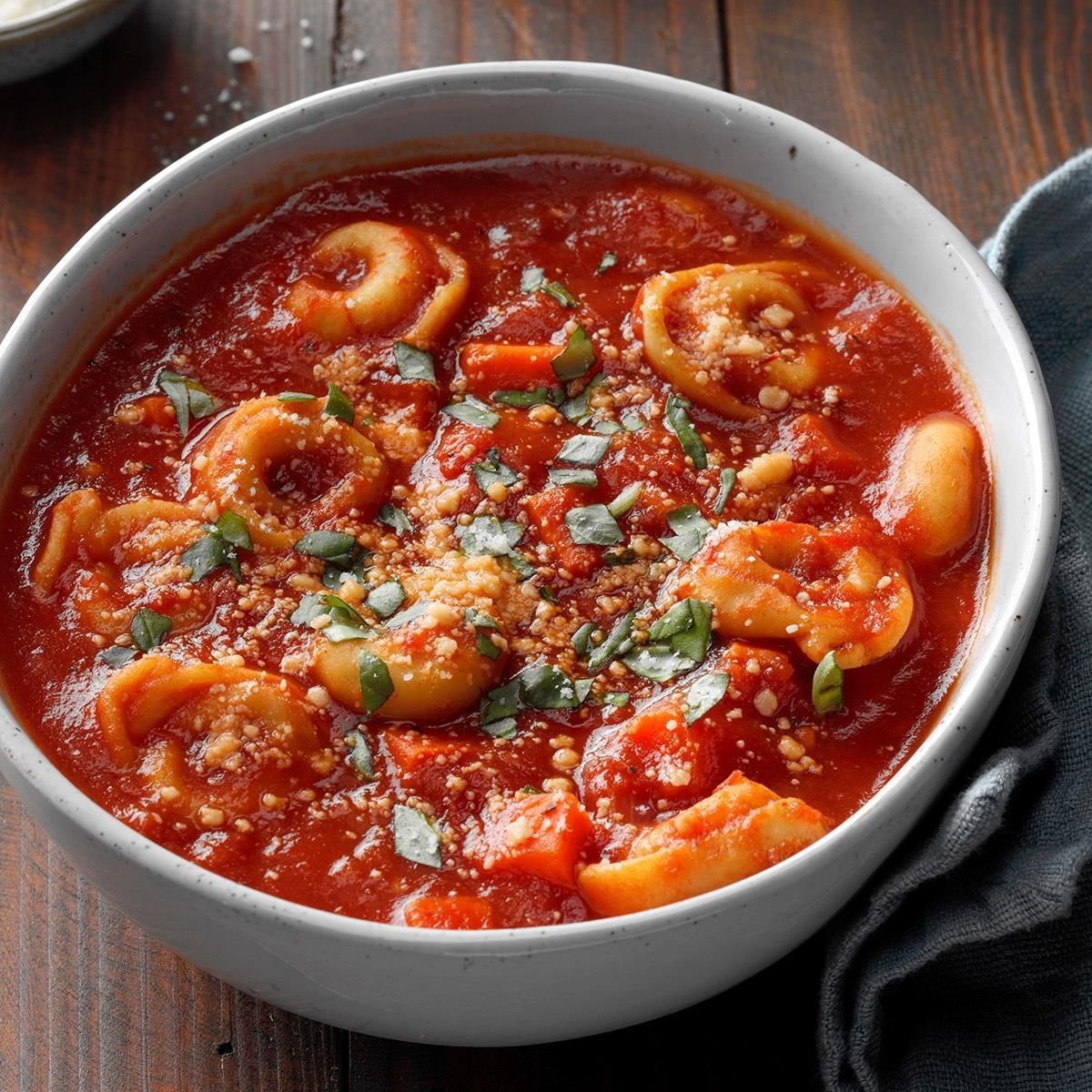 Рецепты томатного супа с говядиной. Суп с помидорами. Суп с помидорами и картошкой и мясом. Томатный суп с мясом. Томатный суп с кускусом.