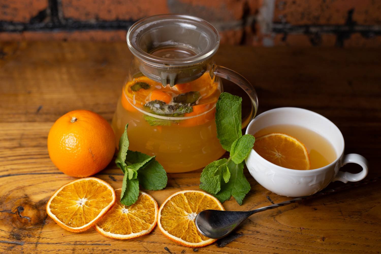 Сок лимона вода корица. Чай апельсин облепиха мята лимон. Чай апельсин имбирь. Чай имбирь цитрус. Чай с облепихой и апельсином.