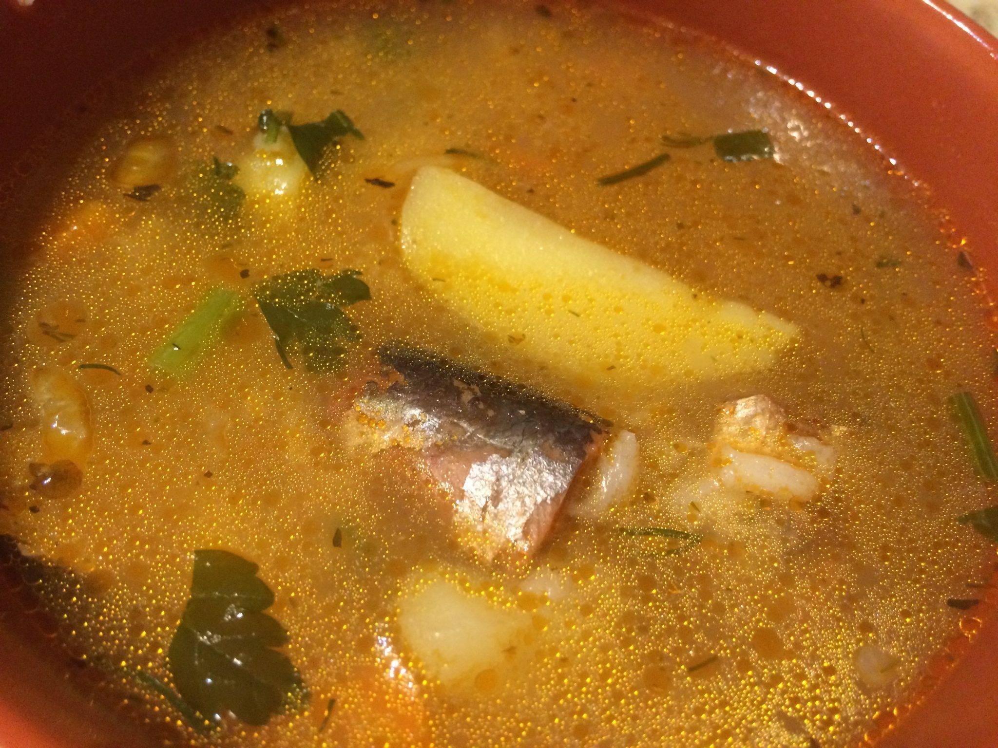 Суп из сайры с рисом и картошкой. Рисовый суп с сайрой. Суп с рыбными консервами. Рыбный овощной суп. Суп с консервированной рыбой.