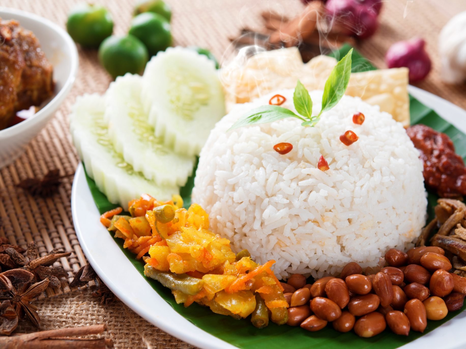 Какие блюда из риса. Наси Лемак Малайзия. Наси Лемак блюдо Малайзия. Рис Наси Лемак (рис с кокосовым молоком). Рис в тарелке.