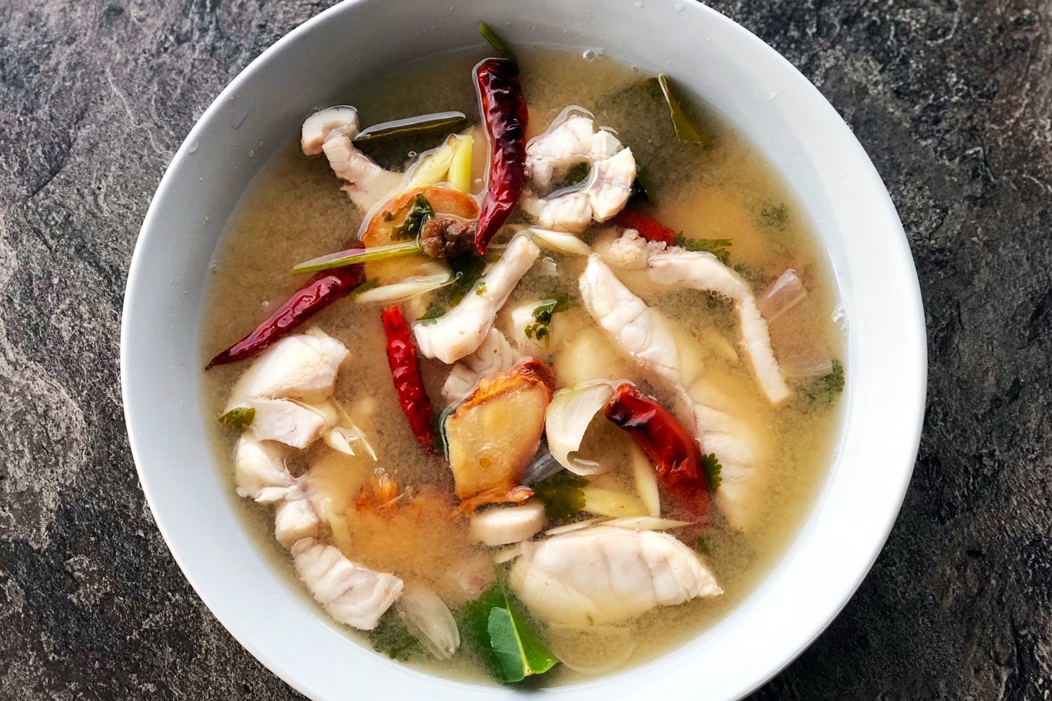 Суп из рыбы простой рецепт. Суп из наваги. Рыбный суп из наваги. Корейский суп с наваги. Суп с морской капустой по-корейски.