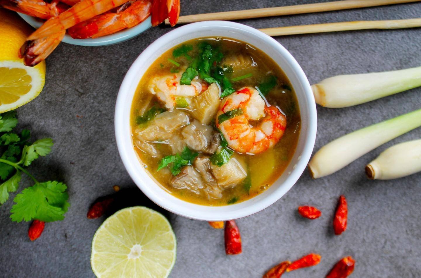 Том янг рецепт в домашних условиях. Суп "том ям" Tom Yam Soup. Тайская кухня. Тайский суп. Вьетнамская кухня суп том ям.