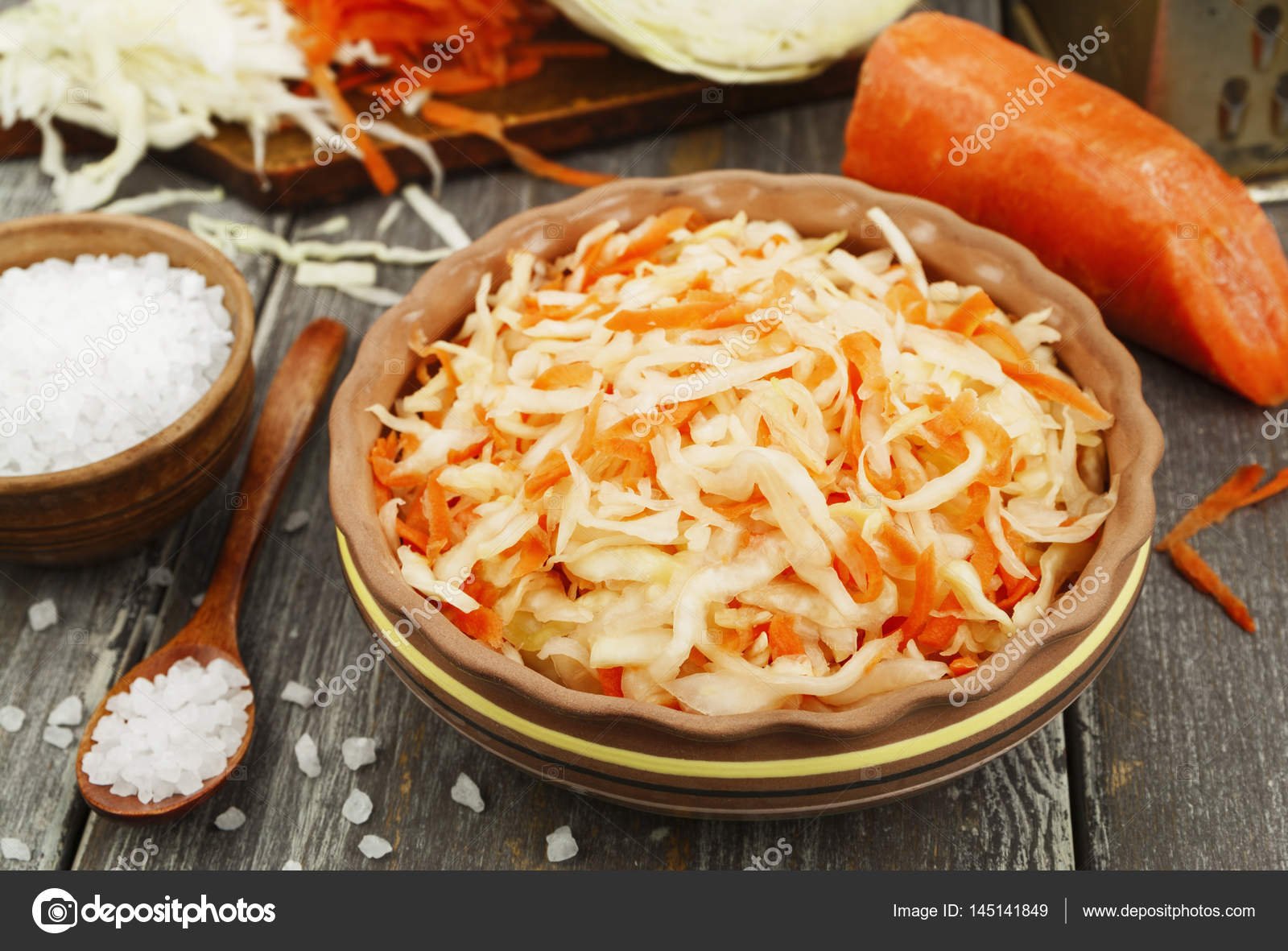 Почему квасят капусту. Sauerkraut – квашеная капуста.. . Шома капуста (квашеная капуста). Квашеная капуста на тарелке. Капуста квашеная с морковью на тарелке.