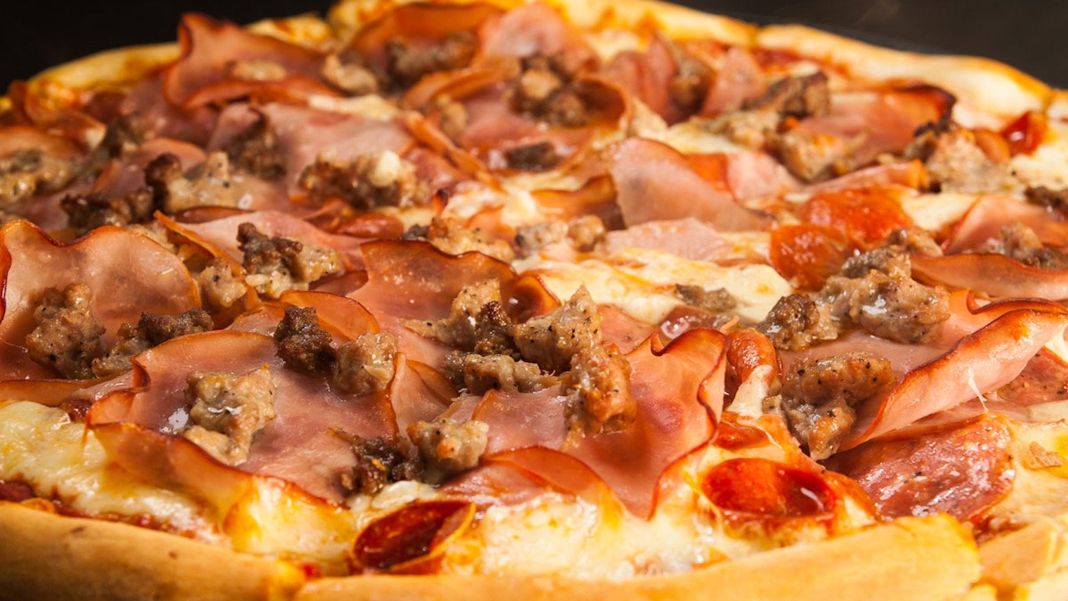 Сколько жарить пиццу. Пицца мясная. Пицца с мясом. Пицца с грудинкой и помидорами. Пицца болоньезе.