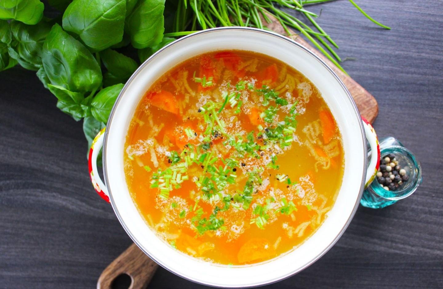 Вкусный суп на бульоне. Суп на курином бульоне. Суп бульон. Чечевичный суп на бульоне. Суп на бараньем бульоне.