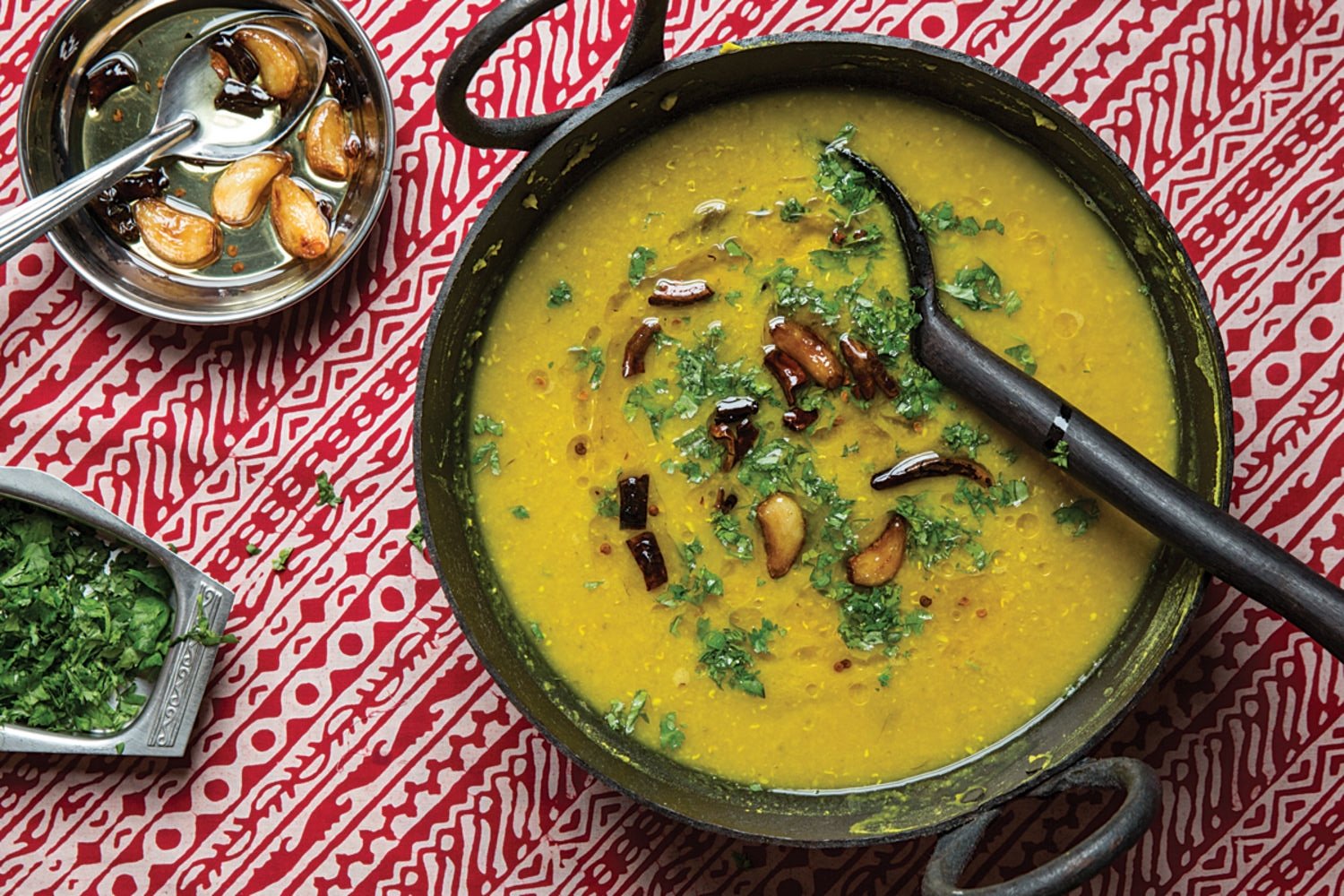 Пряный дал. Индийский суп. Суп с чечевицей. Суп с индийскими специями. Суп из зеленой чечевицы.