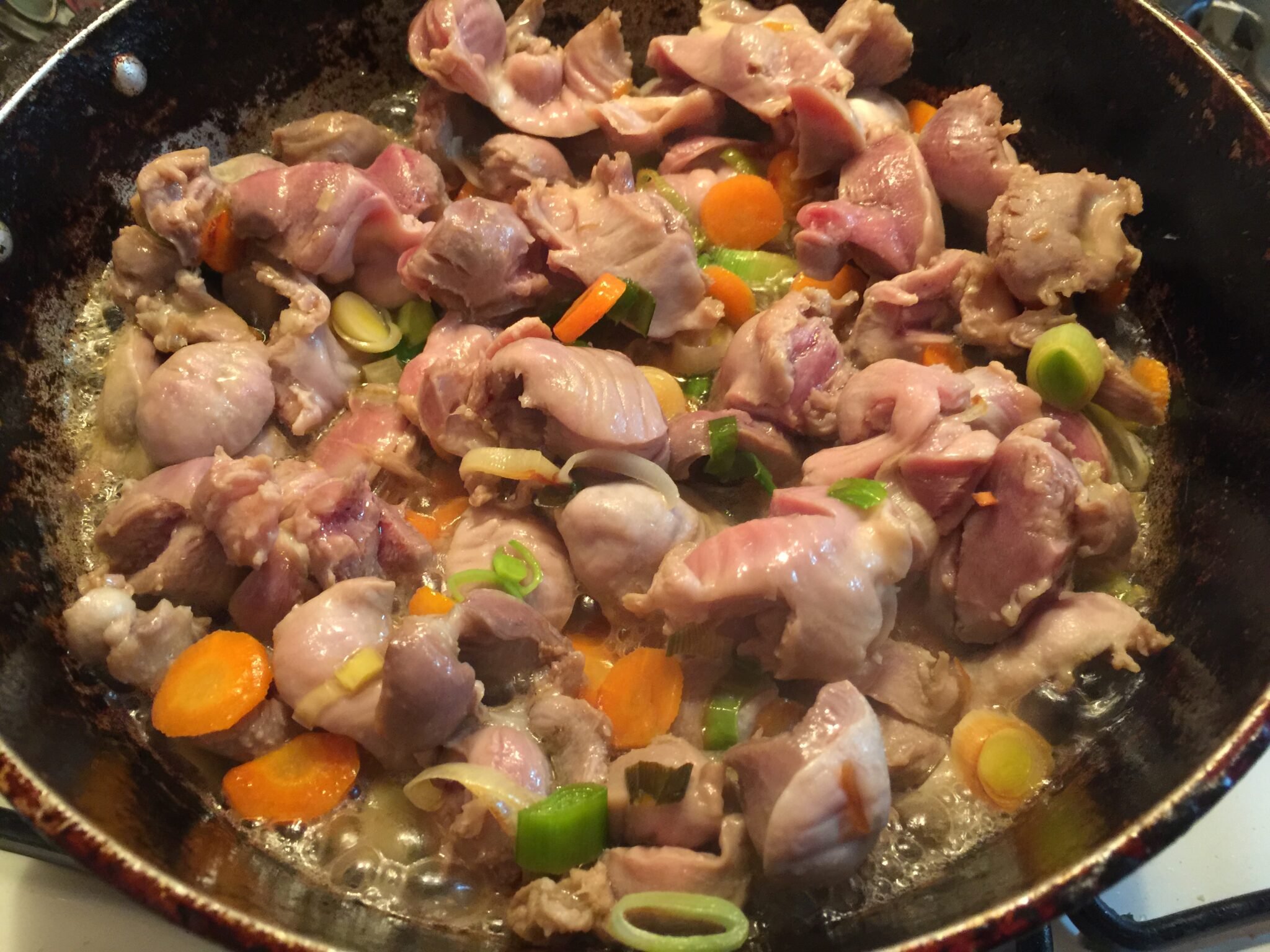 Приготовить куриные желудки на сковороде с подливкой. Куриные желудки в соусе. Куриные желудочки в томатном соусе. Блюда из Пупков куриных.