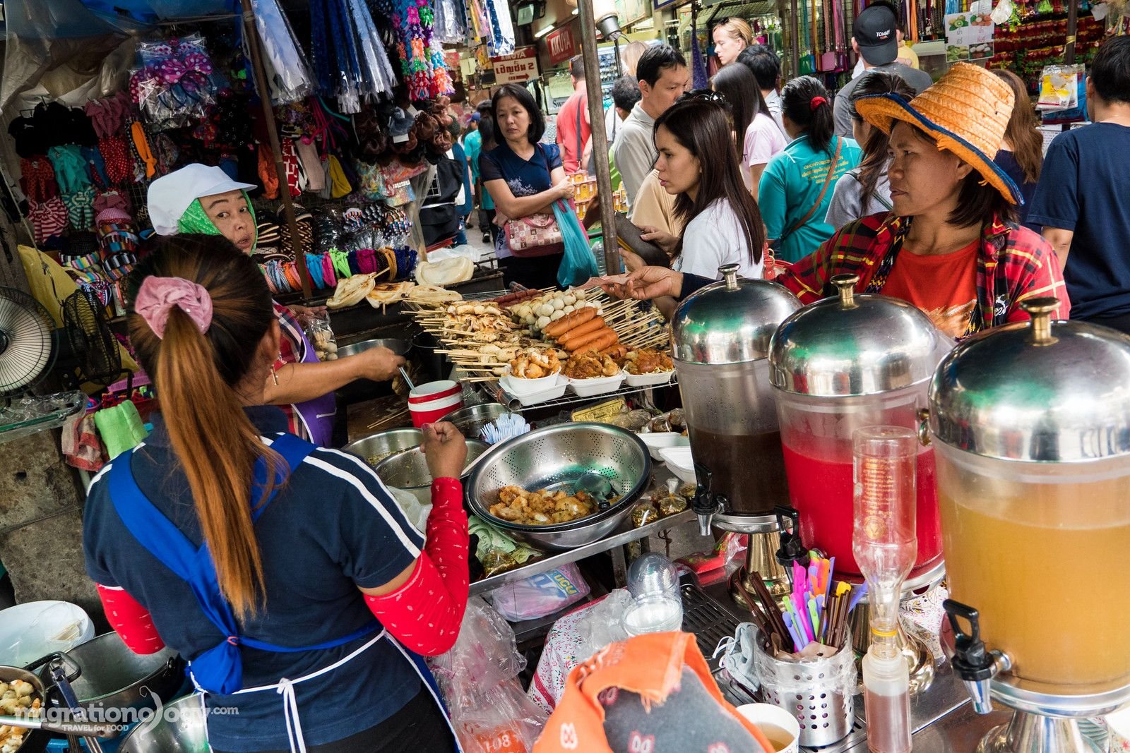 Едем в бангкок. Бангкок стрит фуд. Уличная еда Тайланд. Бангкок уличная еда. Стрит фуд Тайланд.