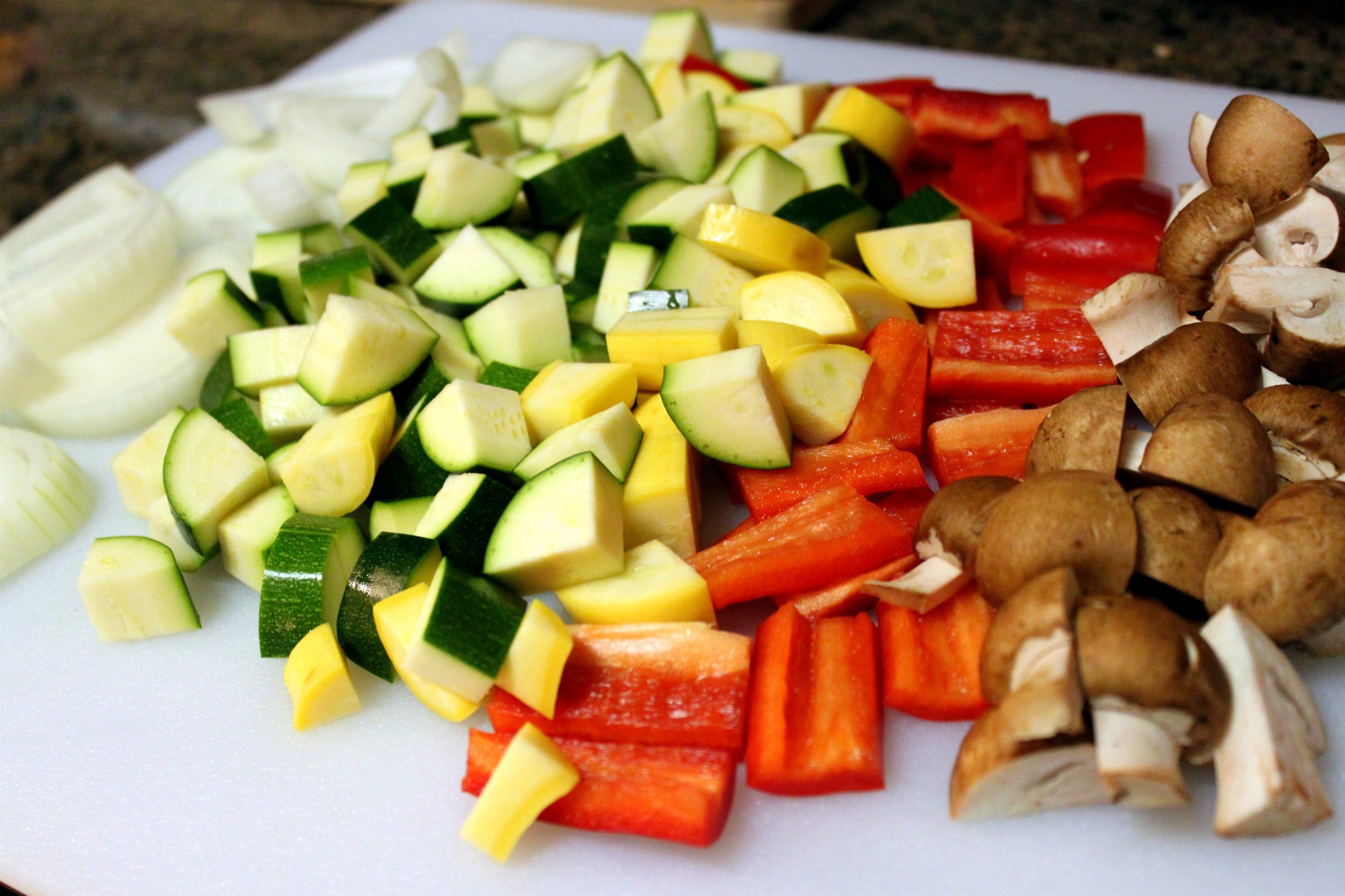 Нарезка овощей грибов. Нарезка овощей и грибов. Кубики "овощи". Овощи на противне в духовке. Овощные кубики в духовке.