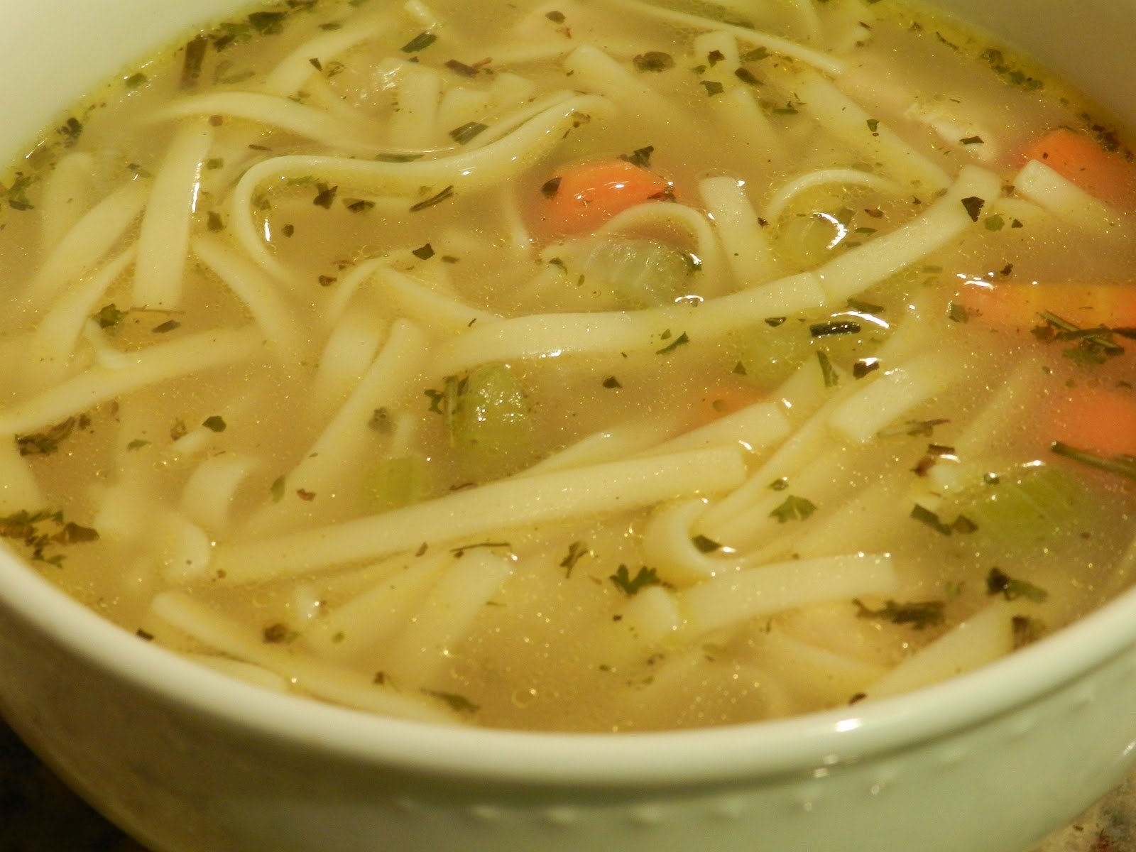 Суп с спагетти. Суп с макаронами. Суп со спагетти. Суповые макароны. Макароны для супа лапша.