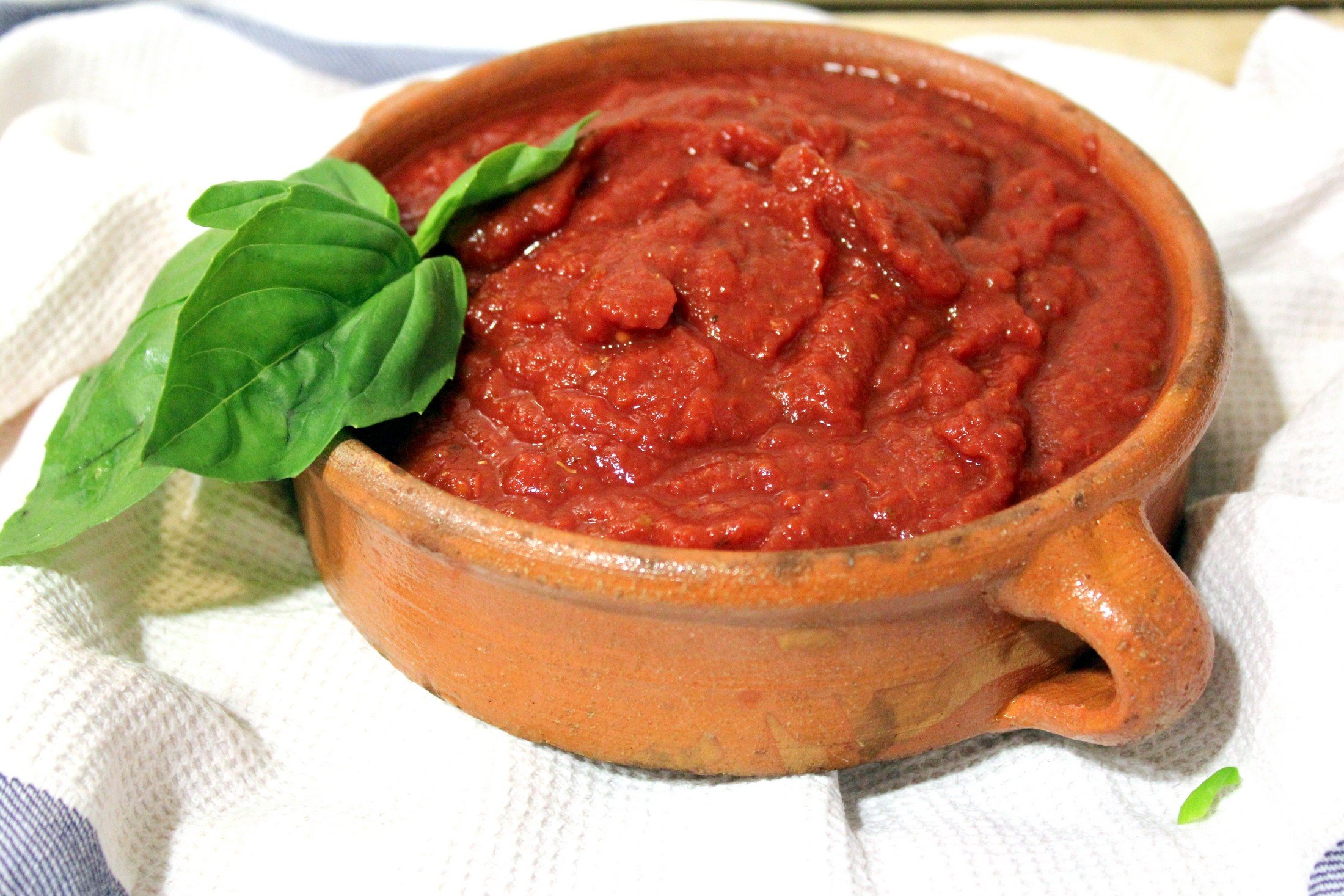 Печень в собственном соку. Соус Salsa de tomate. Соус сальса Роха. Соус из томатов итальянский. Свинина в соусе.