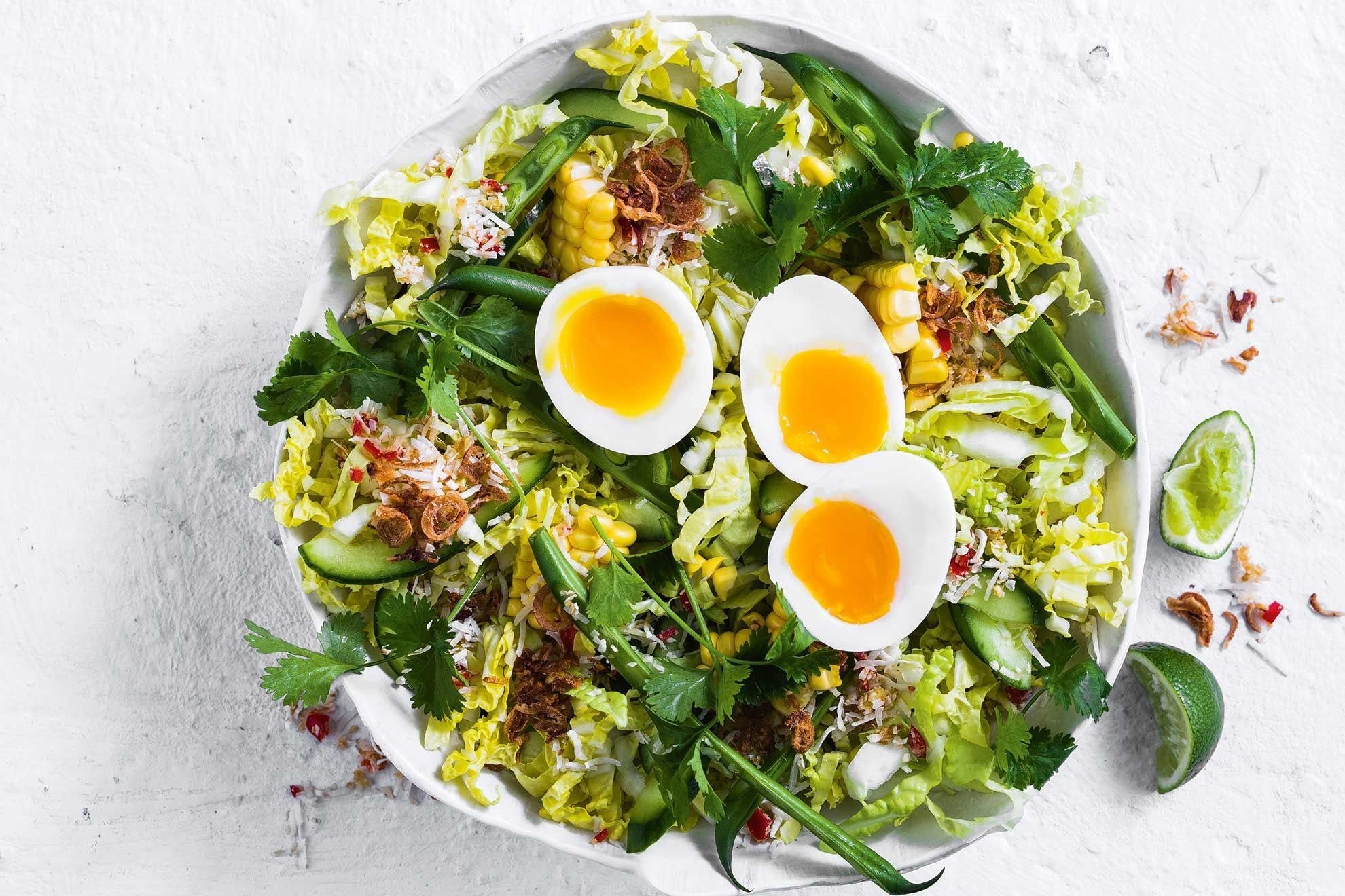 Салаты с яйцом какие можно. Салат с яйцом. Салат с яйцами вареными. Летний салат с яйцами. Зеленый салат с яйцом.
