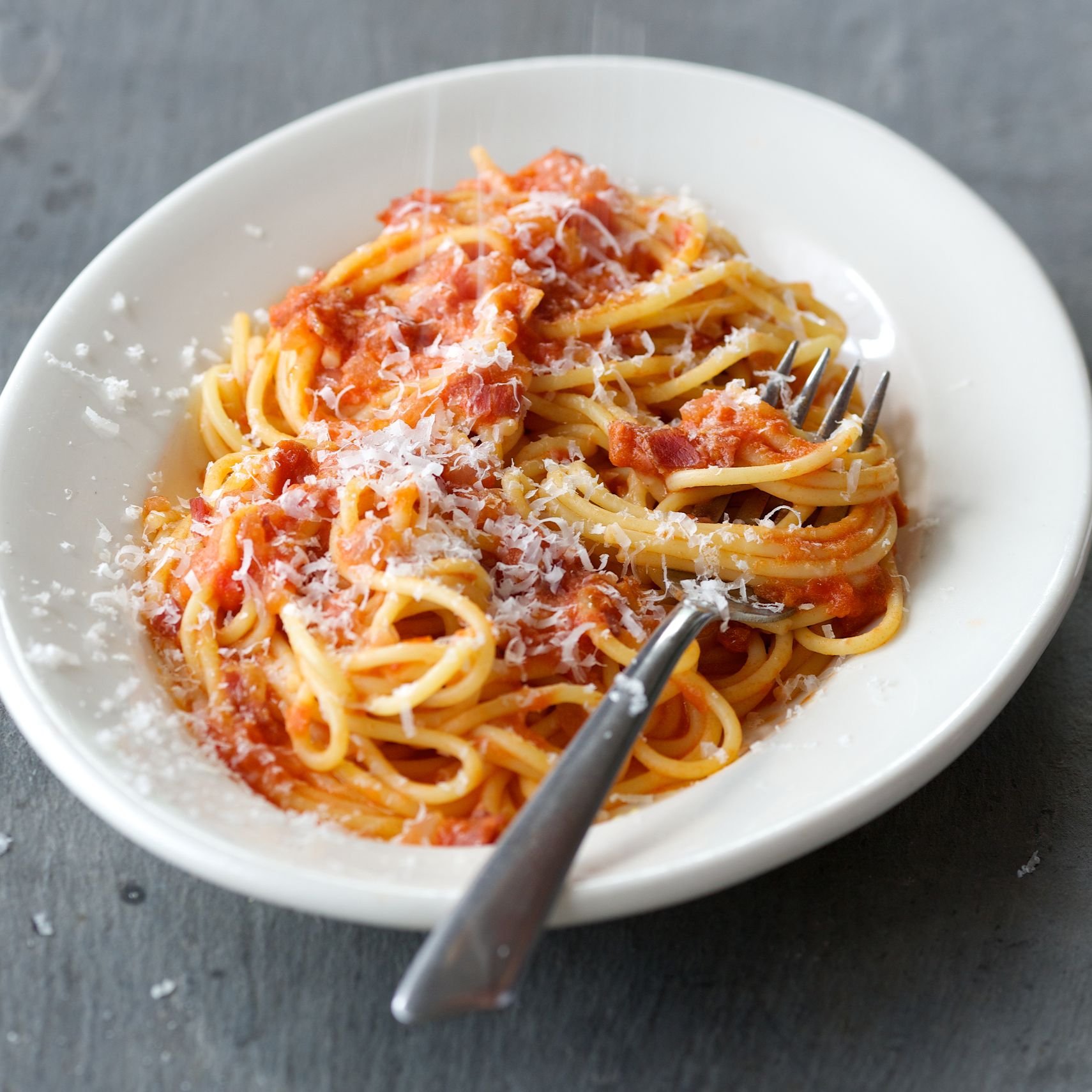 Спагетти болоньезе томатная паста. Спагетти с грудинкой. Макароны с томатом. Спагетти в томатном соусе. Спагетти с томатами.