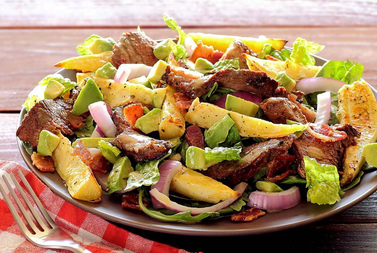 Картошка с маринованным мясом. Мясо с овощами. Салат с жареной свининой. Теплый картофельный салат. Салат с мясом и овощами.