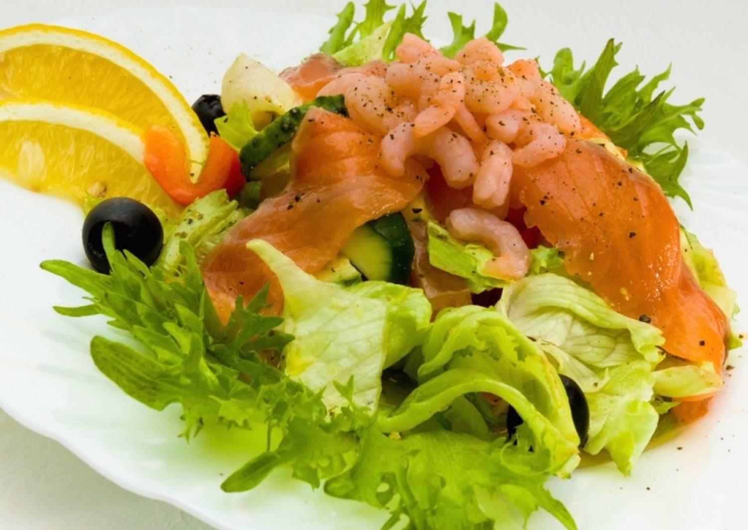 Очень вкусные салаты с красной рыбой. Рыбный салат. Салат из семги. Салат из малосольной семги. Салат с лососем и креветками.