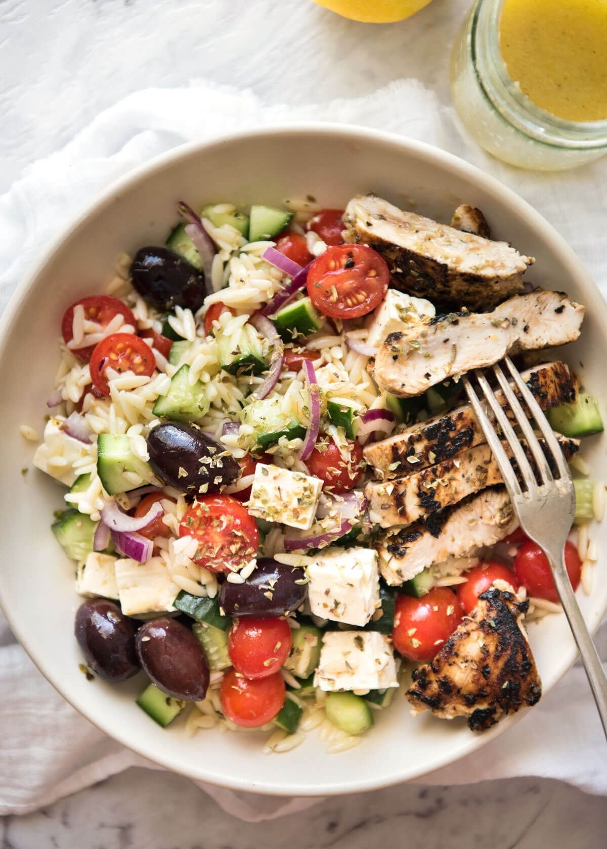 Греческая кухня рецепты. Греческий салат. Греческий салат на праздничный стол. Греческая кухня салаты. Греческий салат с орехами.