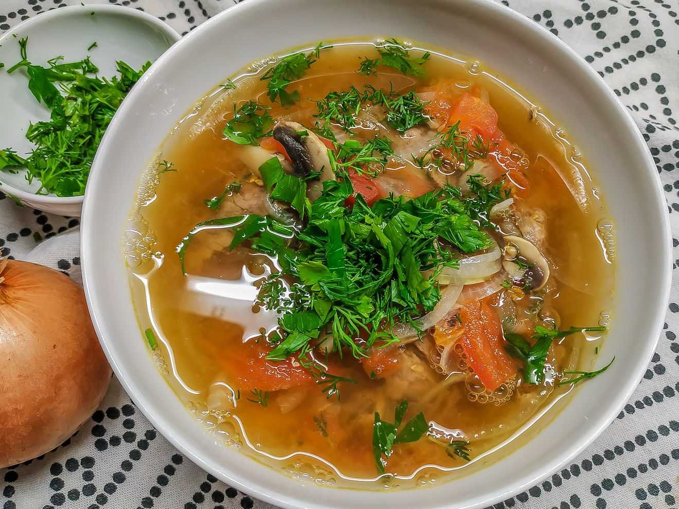 Рецепт простого супа с мясом и картошкой. Суп куриный вермишелевый. Суп-лапша с грибами. Суп лапша грибная. Суп лапша с говядиной.