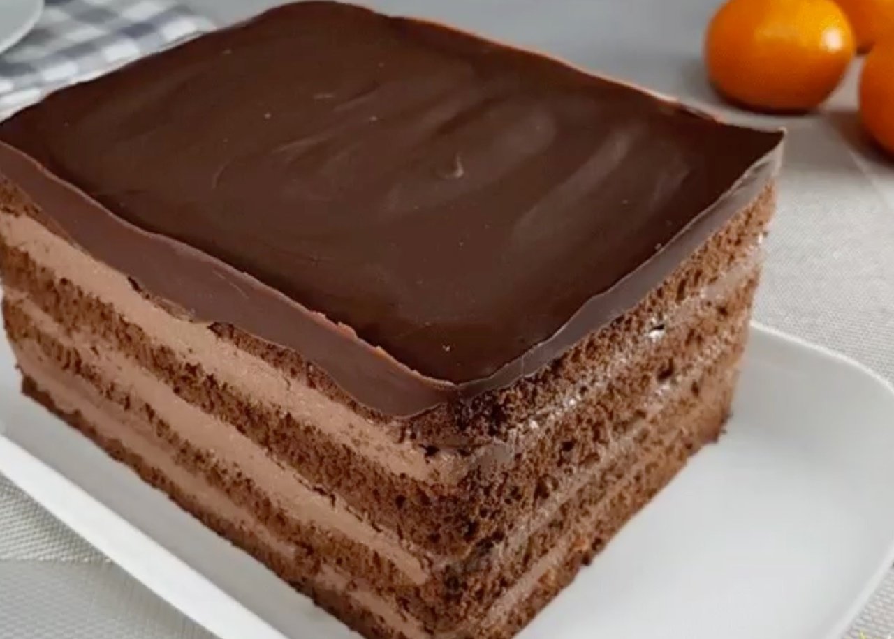 Простой рецепт шоколадного торта с фото. Шоколадный торт рижанка. Шоколадный тортик с творожным кремом. Шоколадный бисквит с творожным кремом. Крем для торта шоколадный.