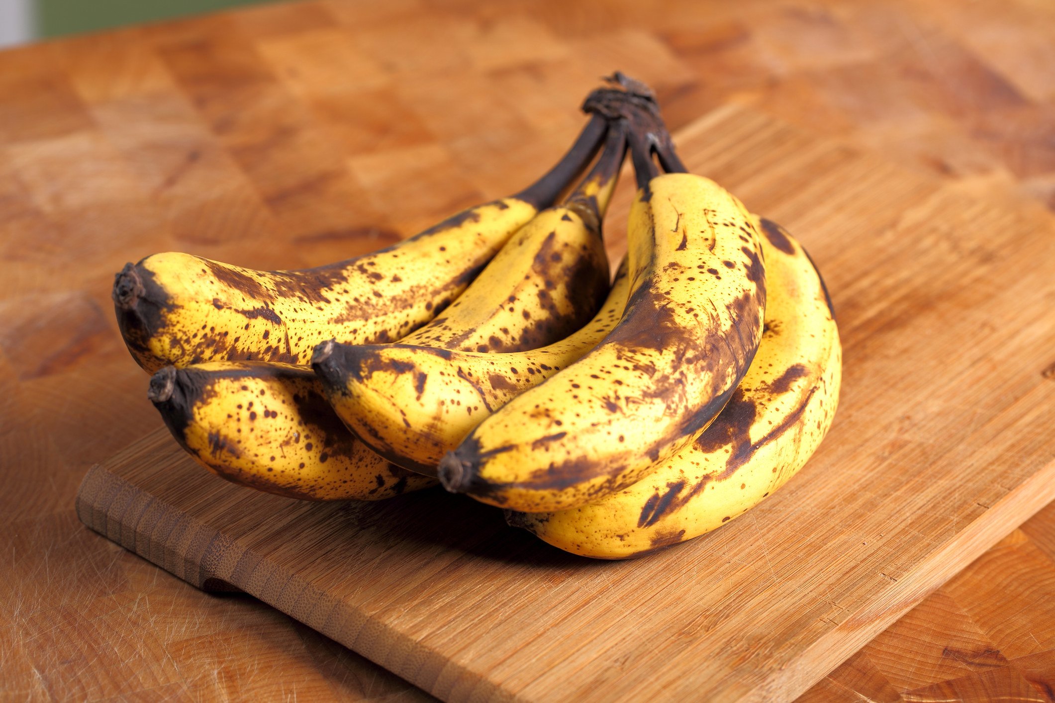 Как сохранить бананы в домашних. Банан. Перезрелый банан. Коричневый банан. Марокканские бананы.