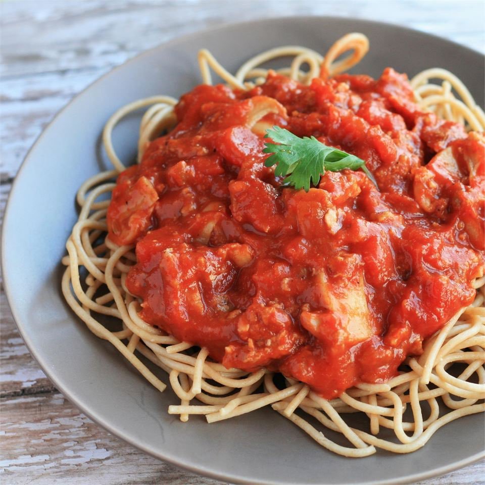 Говядина томатная паста лук рецепт. Соус болоньезе Хайнц. Паста болоньезе черри. Макароны с томатом. Спагетти в томатном соусе.