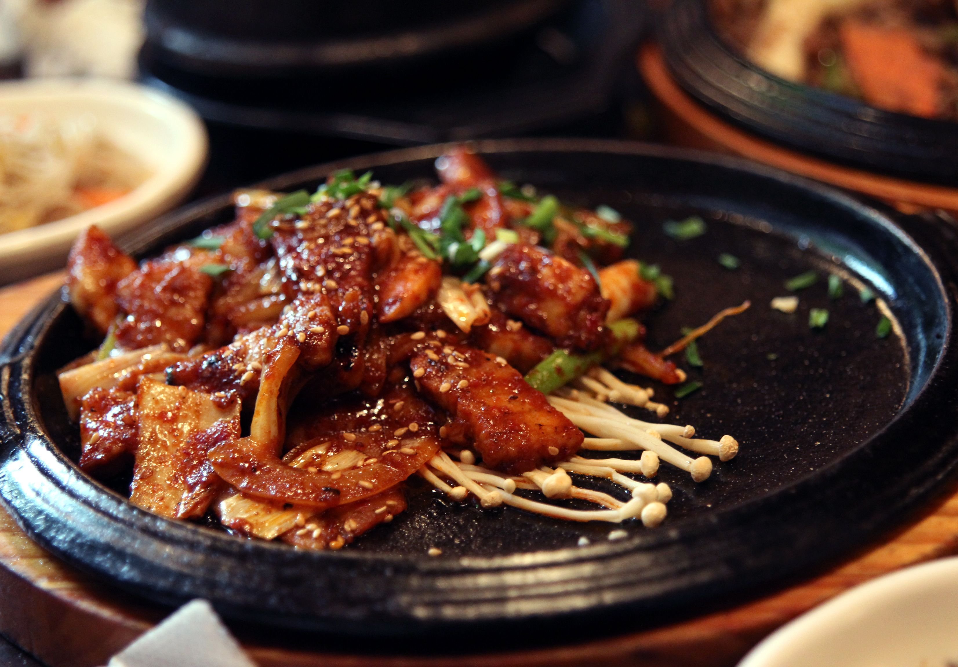 Мясо свинины по корейски. Пулькоги топпаб. Пулькоги в Корее. Пулькоги Тукпеги. Корейская еда пулькоги.