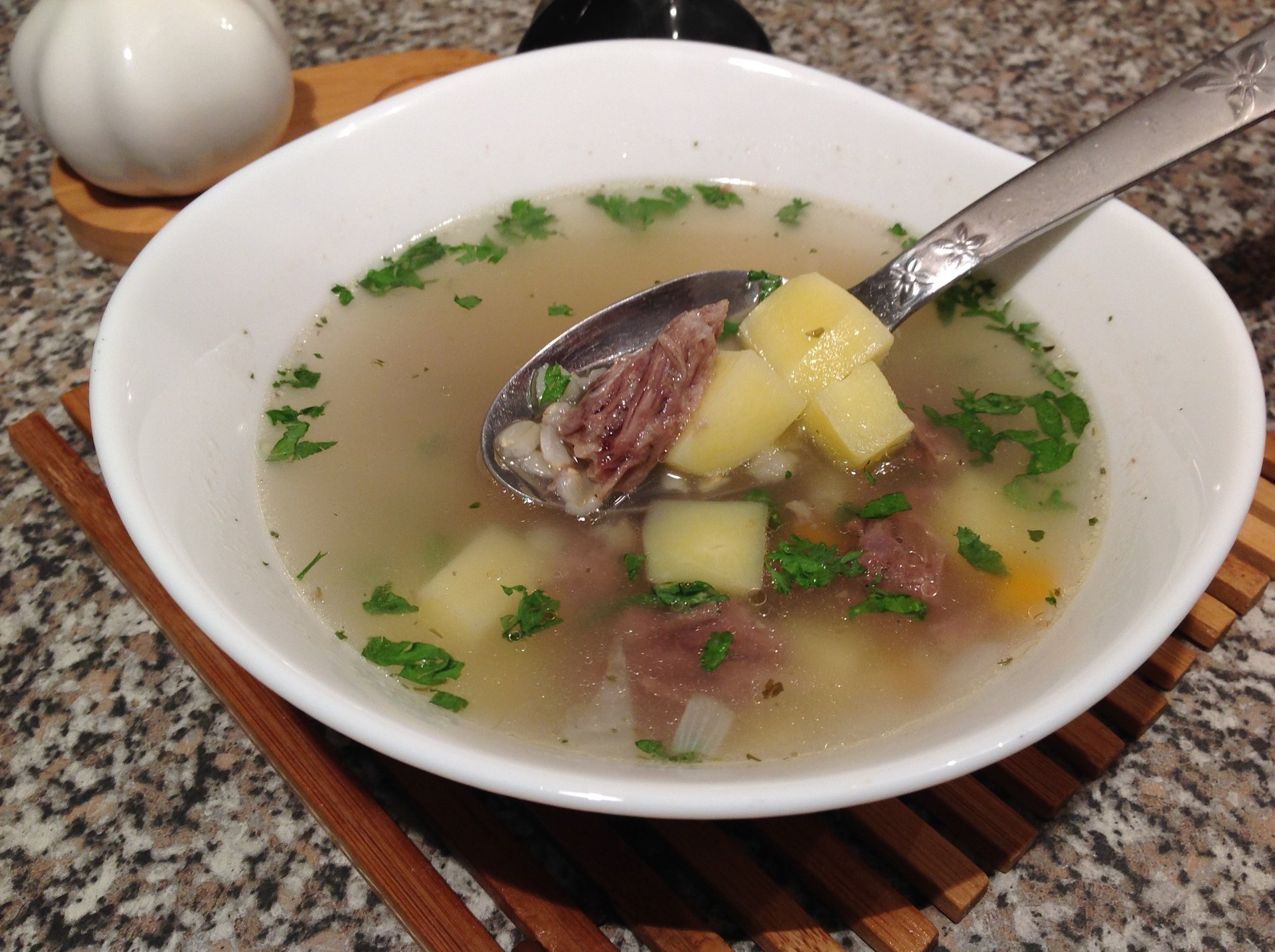 Простой суп мясо картошка. Говядина для супа. Суп из говядины. Суп на мясном бульоне. Суп картофельный с говядиной.